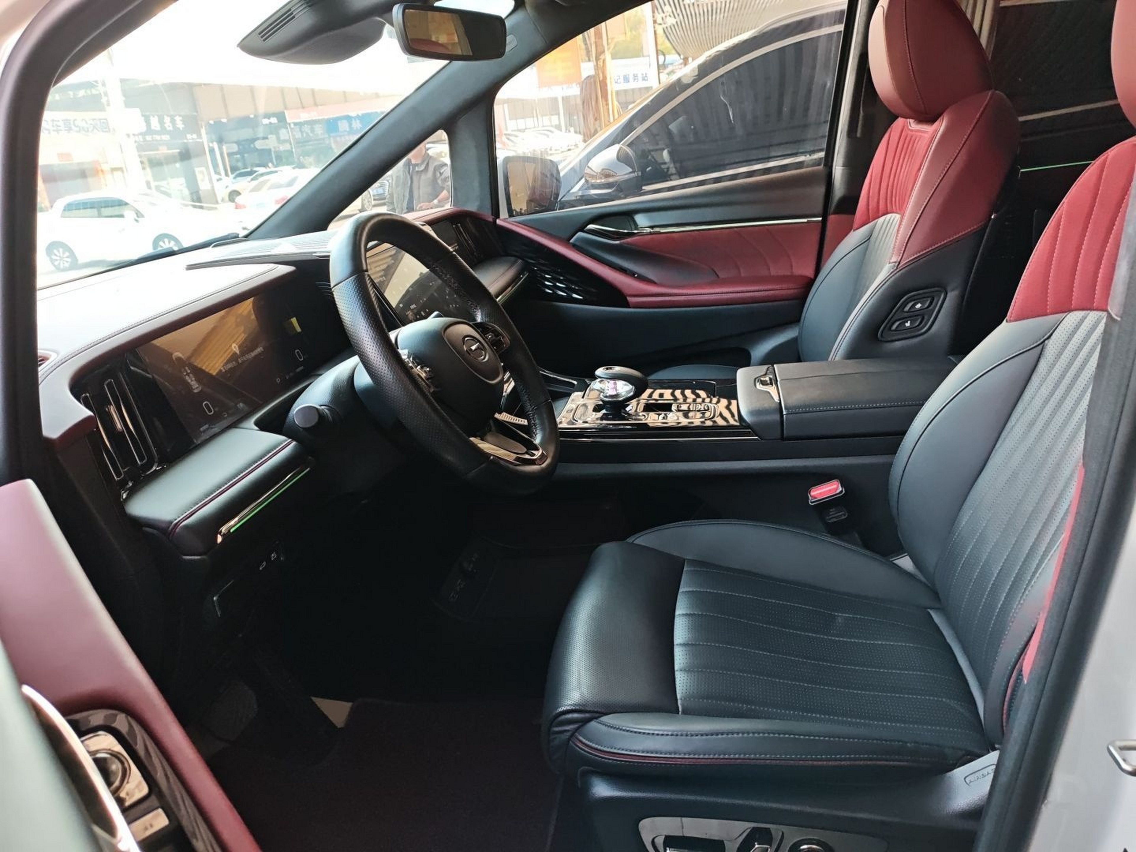 المقاعد الأمامية داخل السيارة