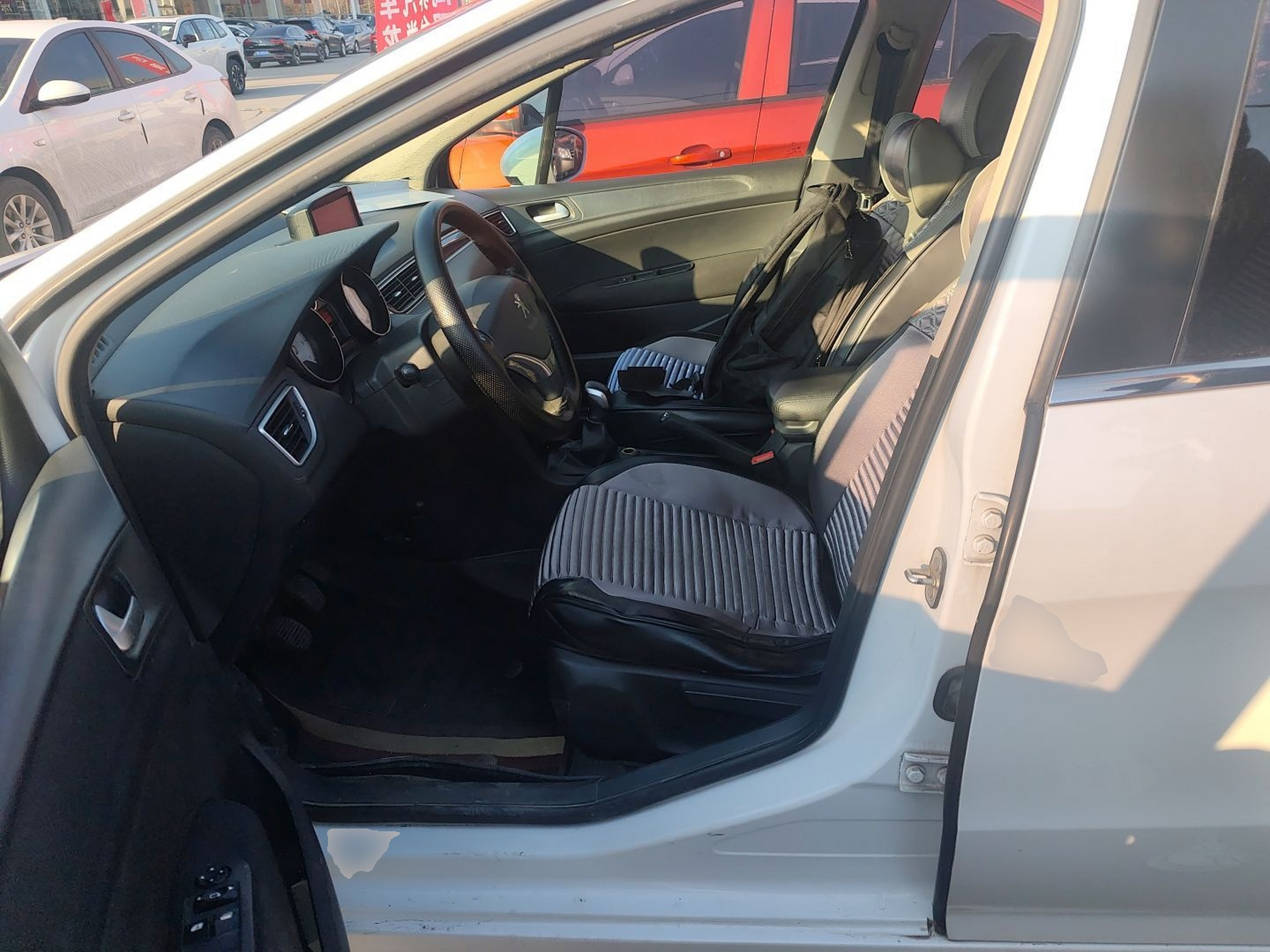 Переднее сиденье в автомобиле