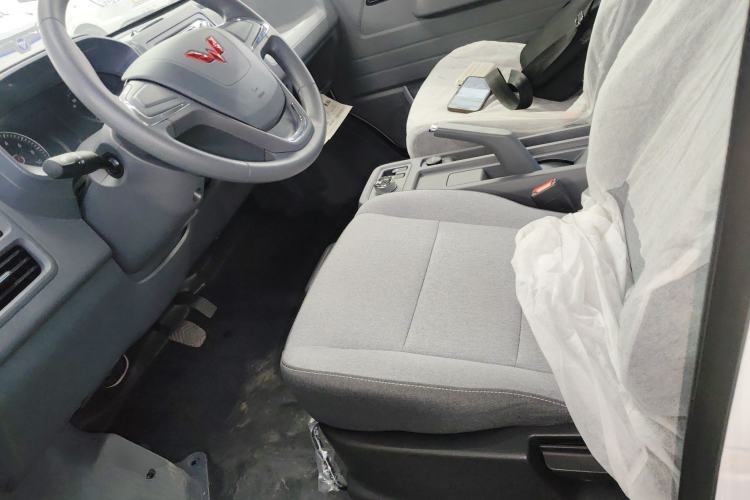 Used Wuling Yangguang 2024 300KM Comfort Version Passenger Van 75kW