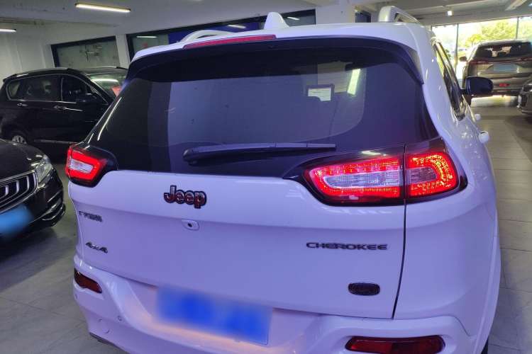 Used  Cherokee 2017 2.4L Professional Edition
