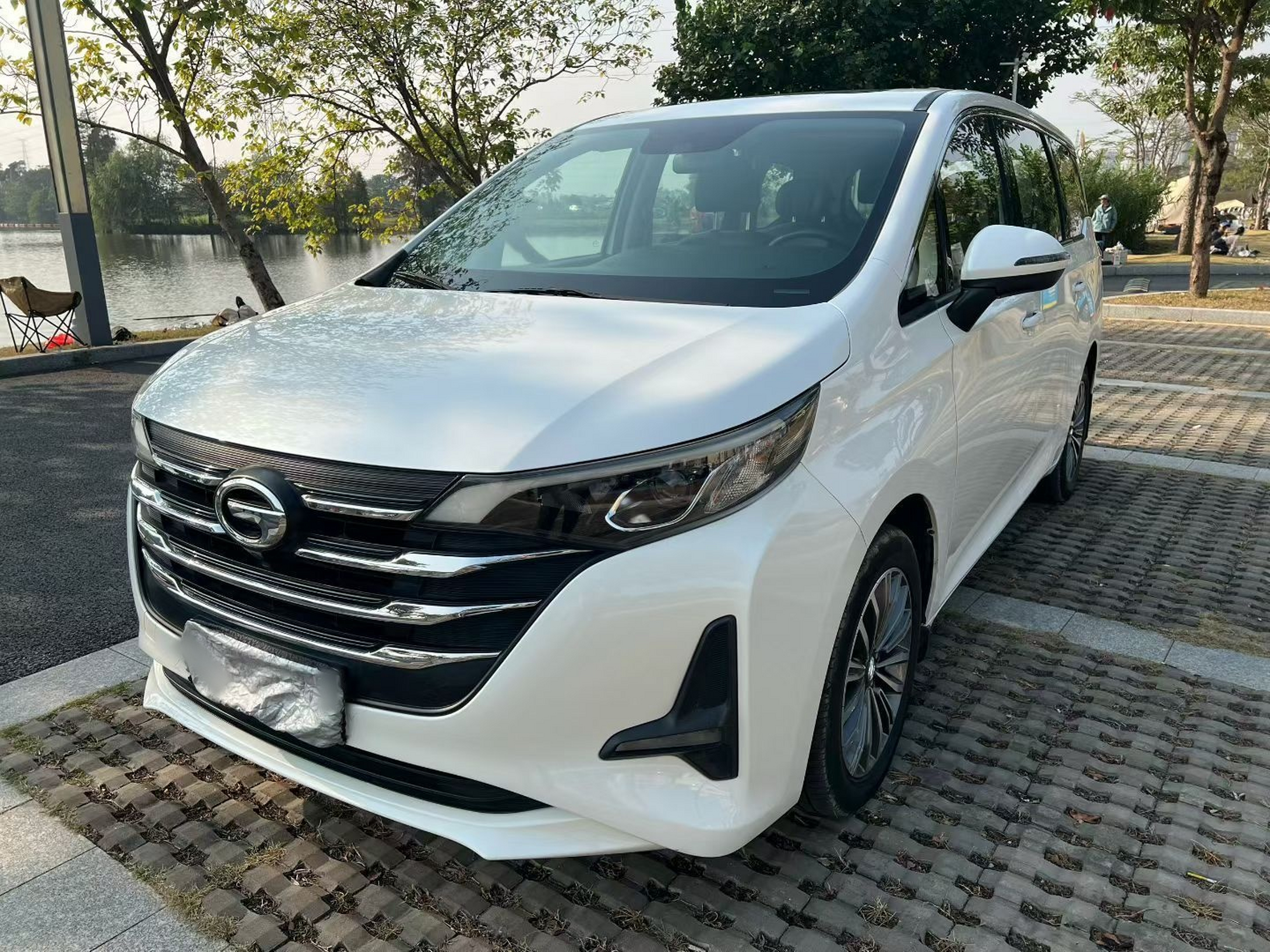 Под передней частью автомобиля