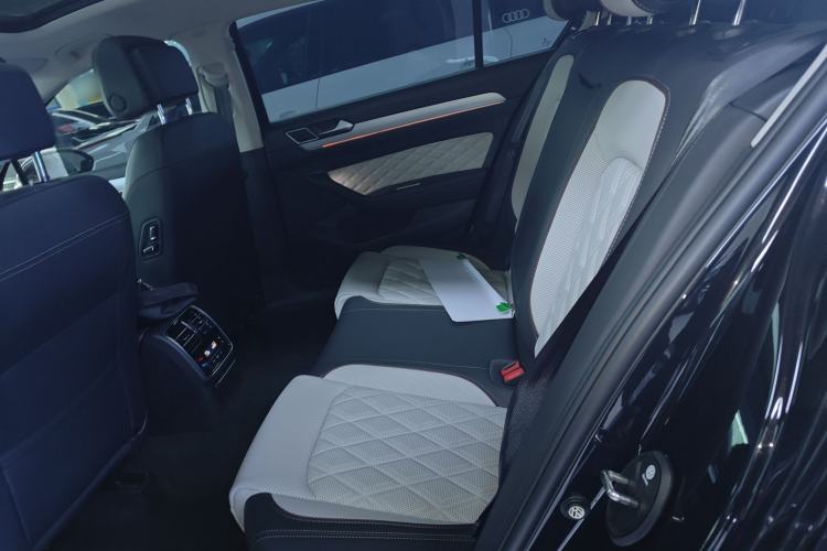 Used Volkswagen Magotan 2024 2 Million Units Zhongxiang Version 330TSI DSG Luxury Edition
