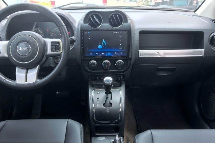 Used  Compass 2014 2.0L two-wheel drive sport version
