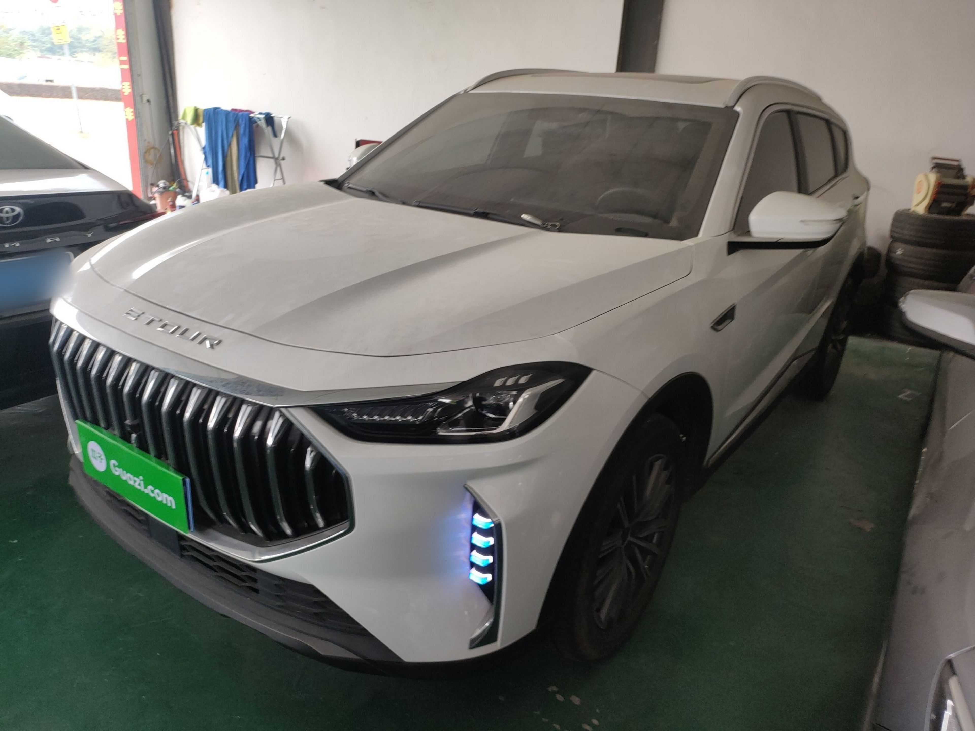 تحت مقدمة السيارة