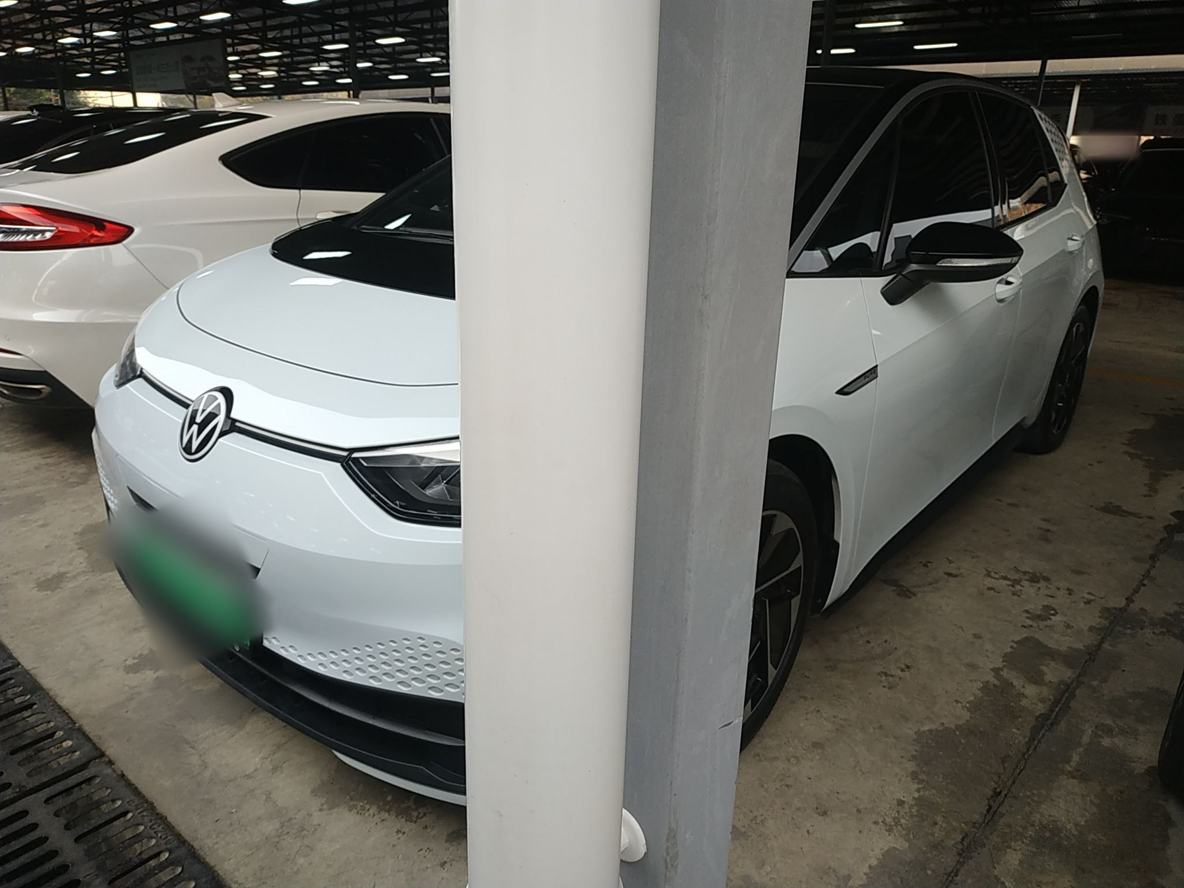 Под передней частью автомобиля