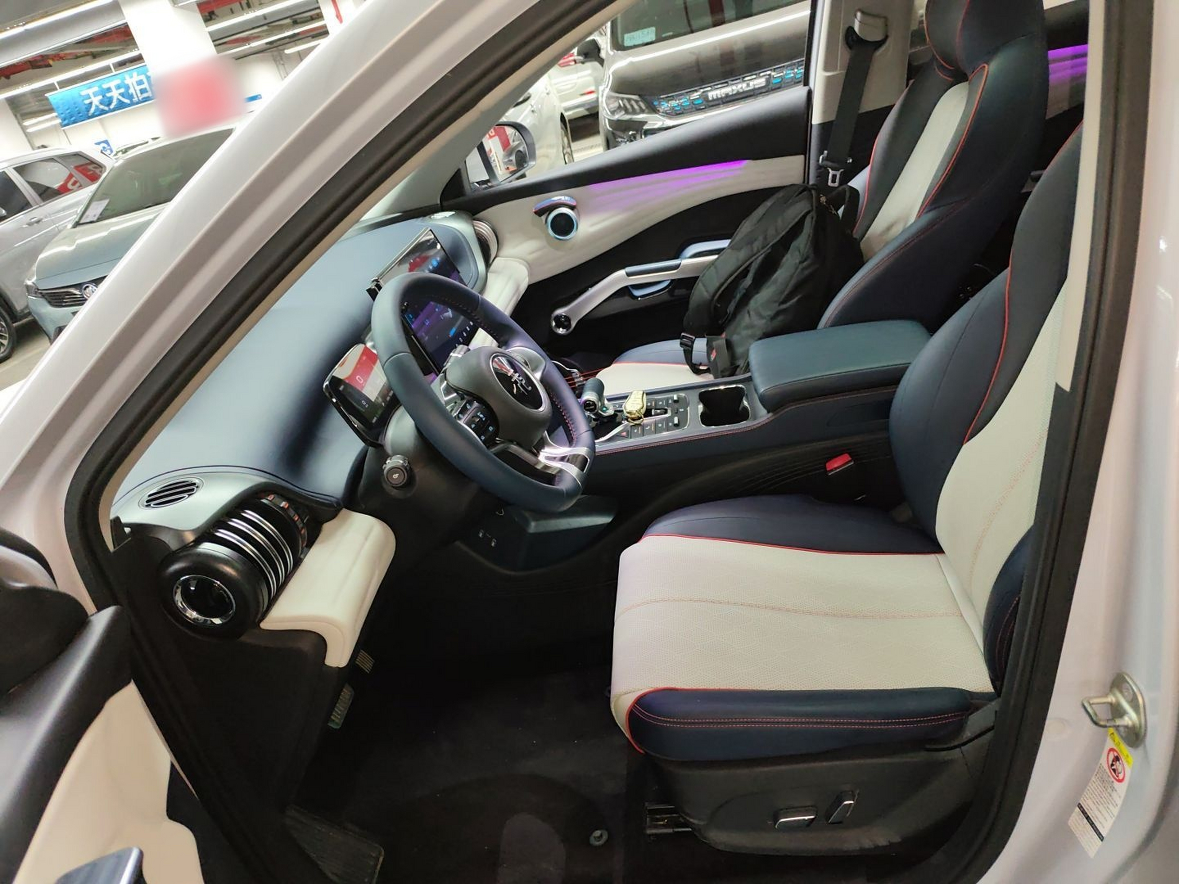 المقاعد الأمامية داخل السيارة