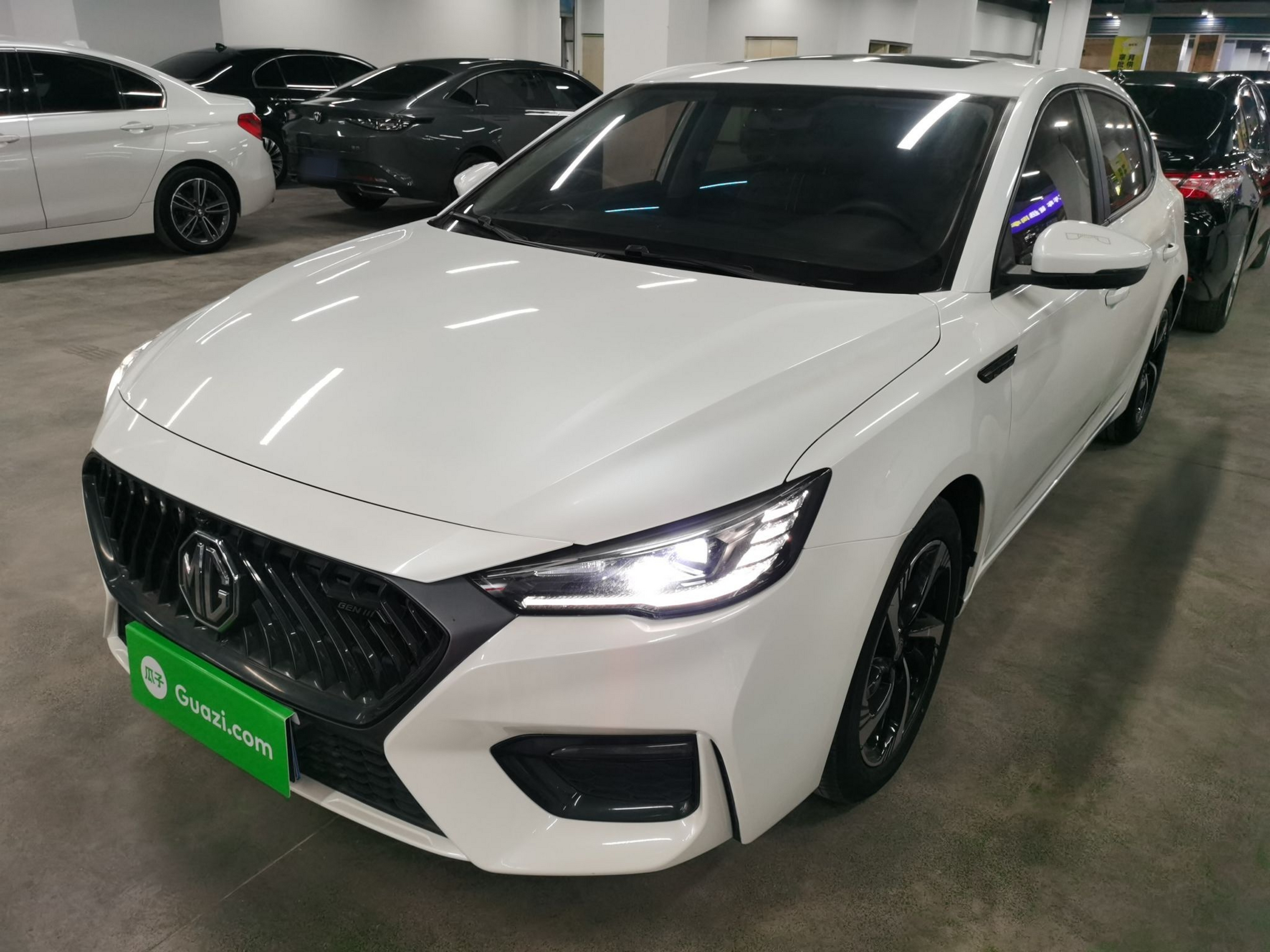 تحت مقدمة السيارة