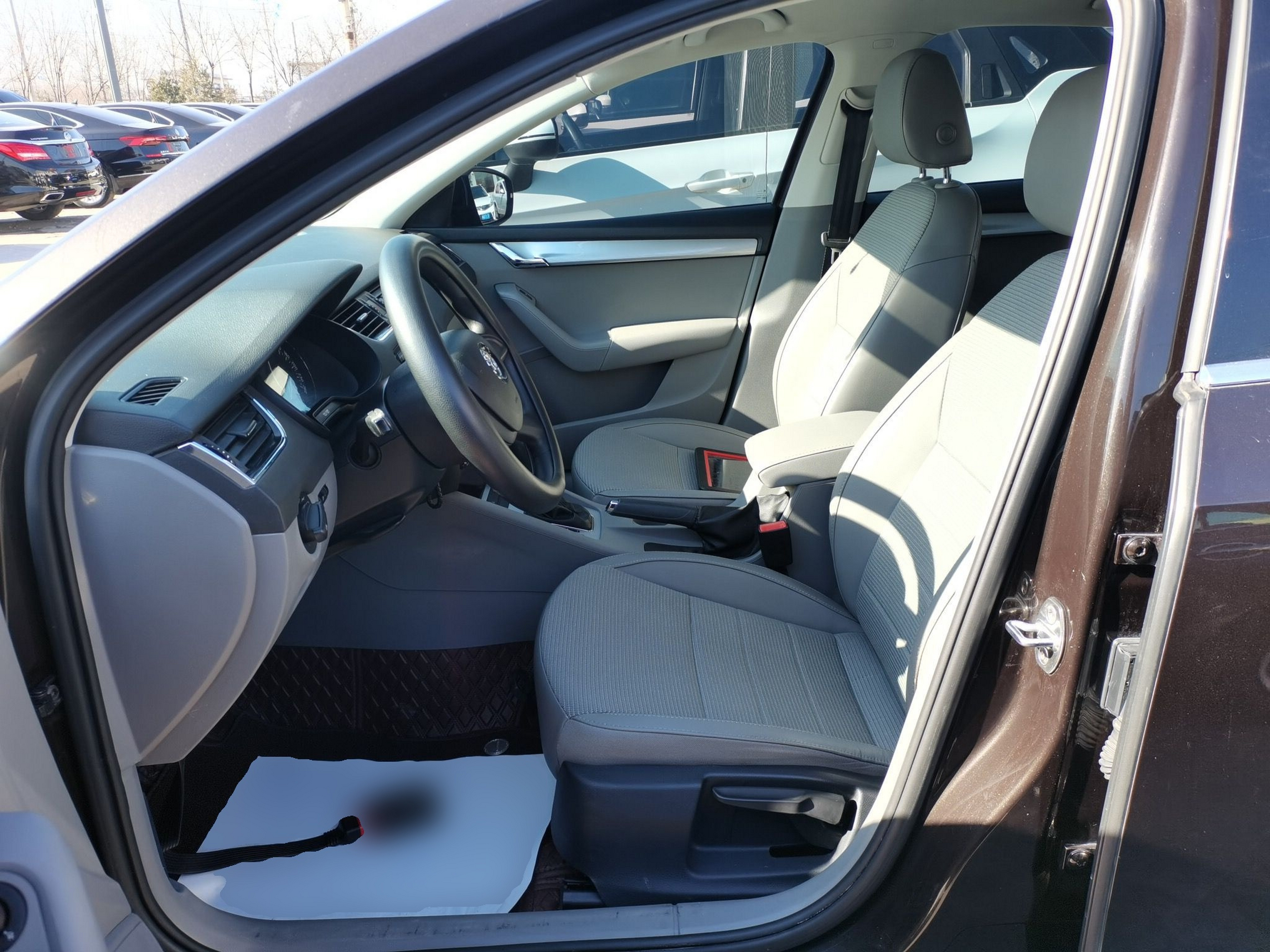 Переднее сиденье в автомобиле