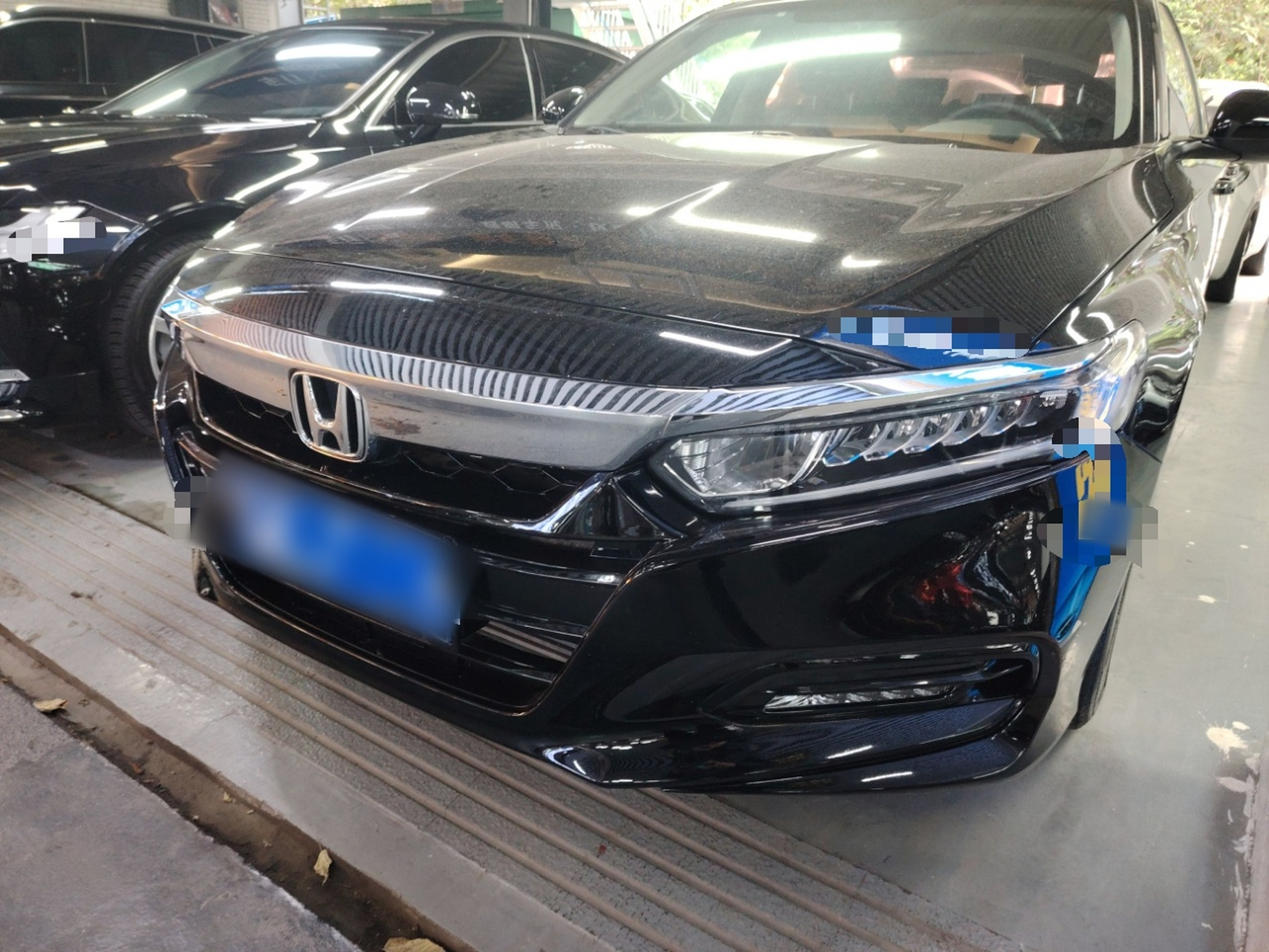 تحت مقدمة السيارة