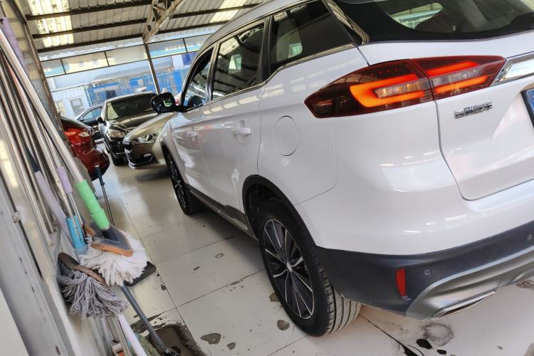 Used Geely Auto Emgrand X7 Sport 2018 1.8TD Automatic Two-Wheel Drive ZhiZun Model with 4G Connectivity
