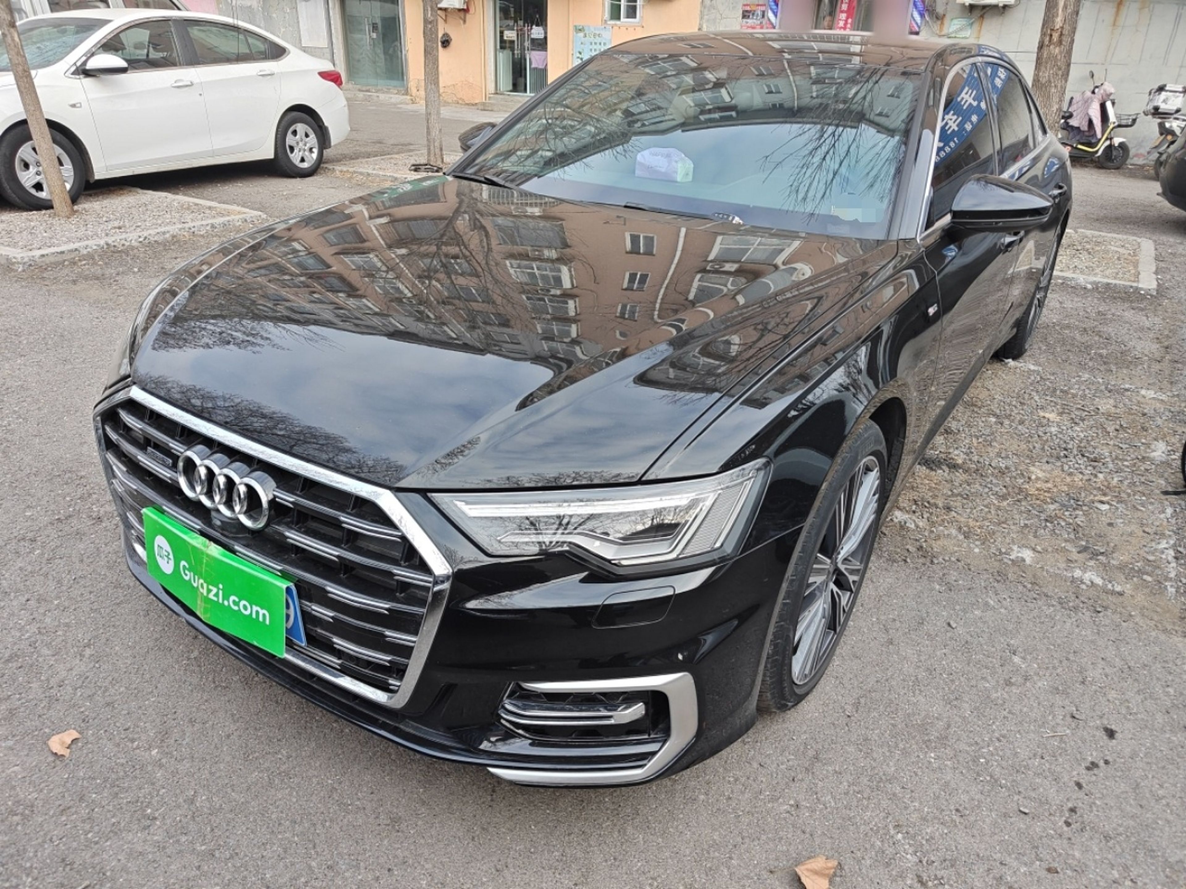 Под передней частью автомобиля