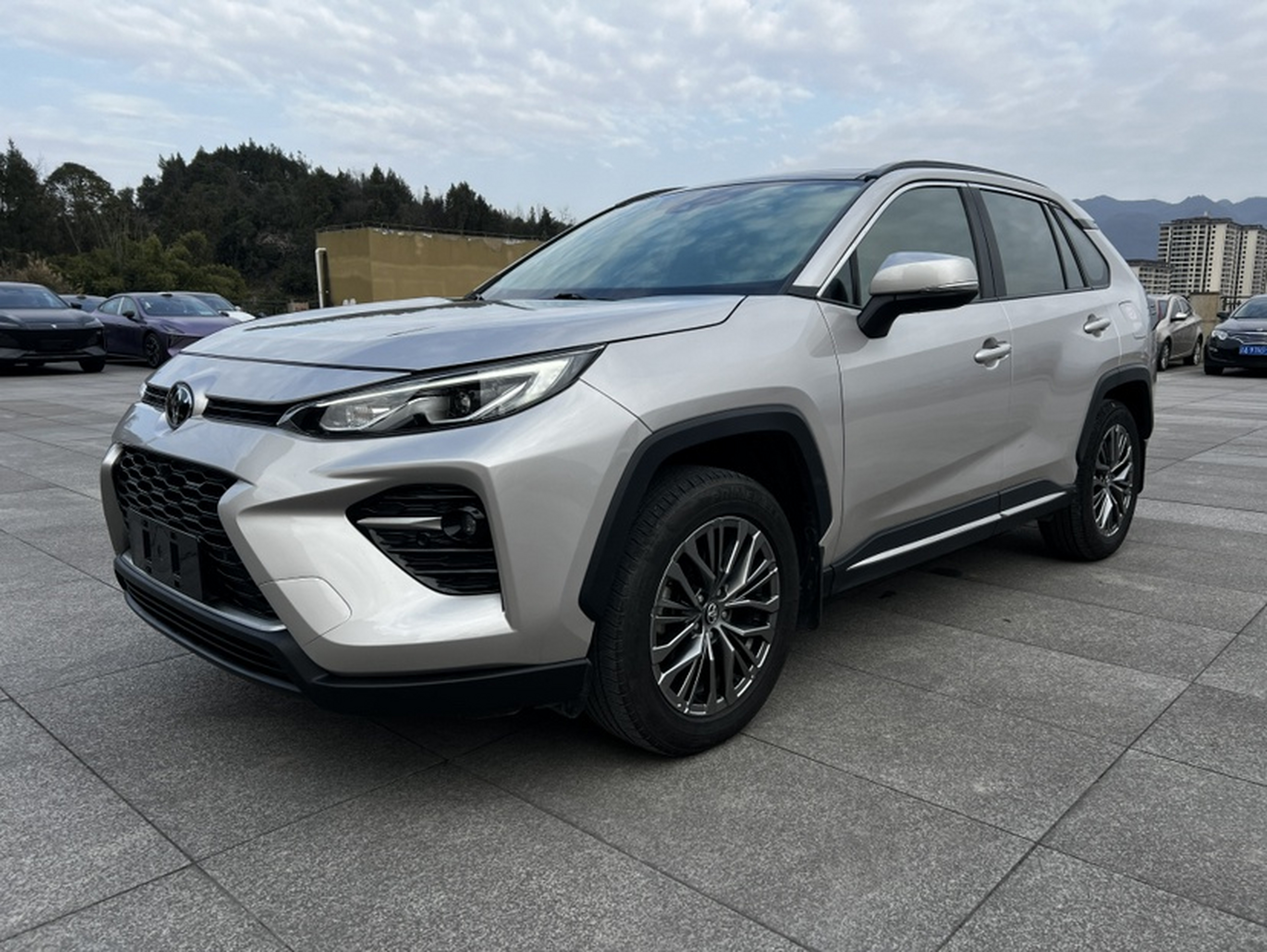 Под передней частью автомобиля