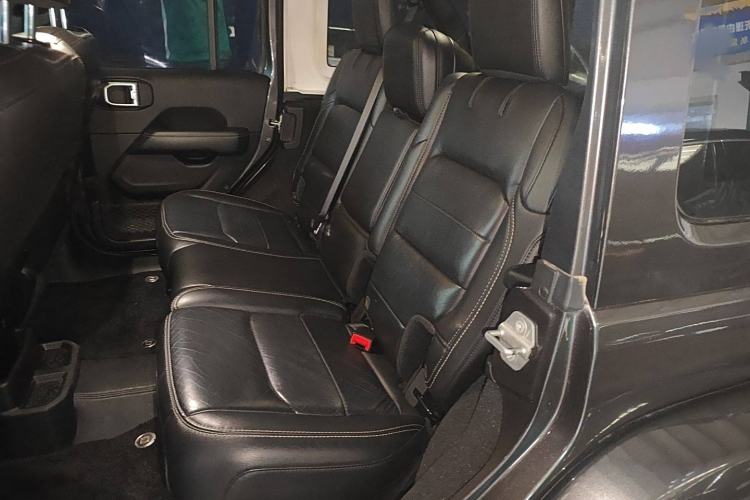 Used  Wrangler 2019 2.0T Sahara Four-Door Brilliant Top Version China VI Emission Standard
