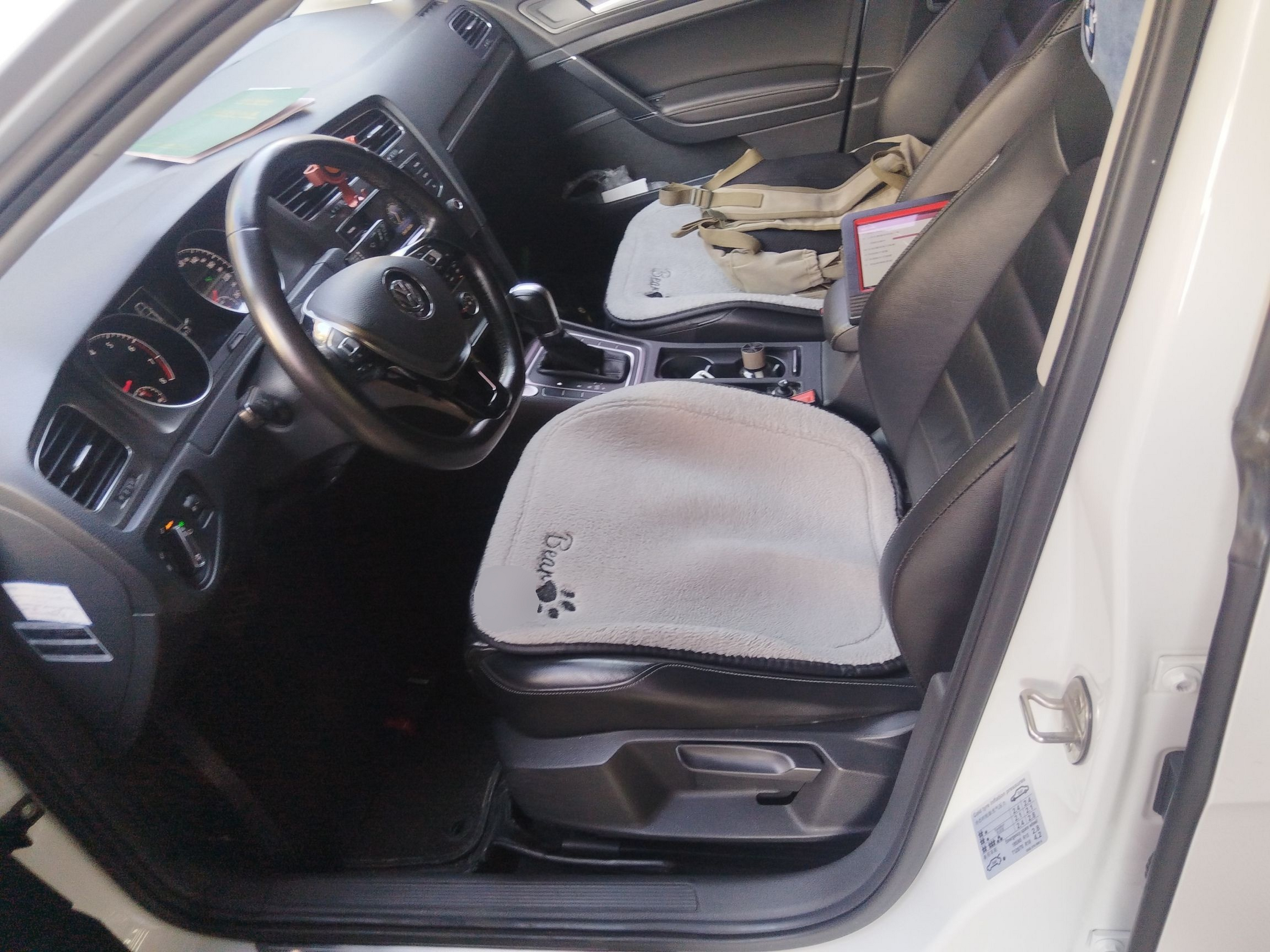 المقاعد الأمامية داخل السيارة