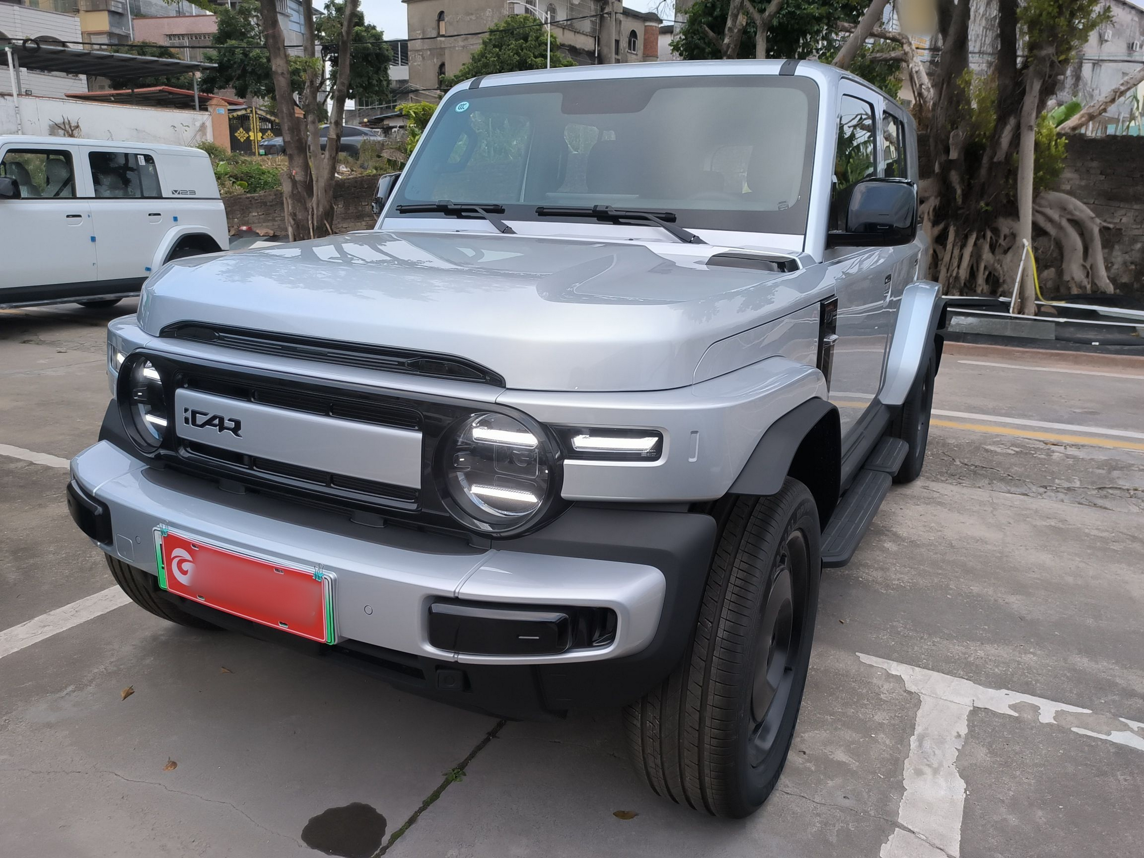 تحت مقدمة السيارة