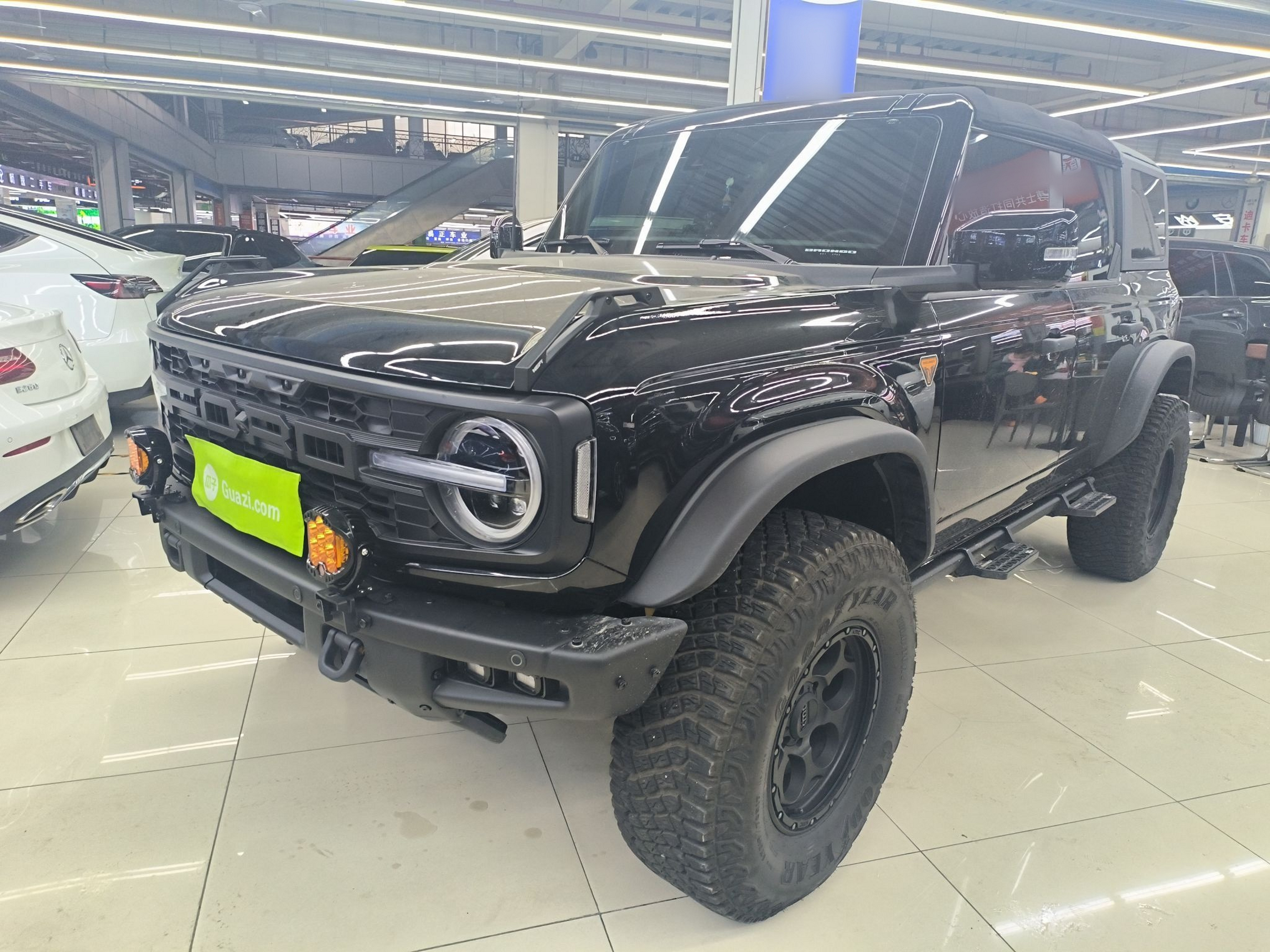 Под передней частью автомобиля