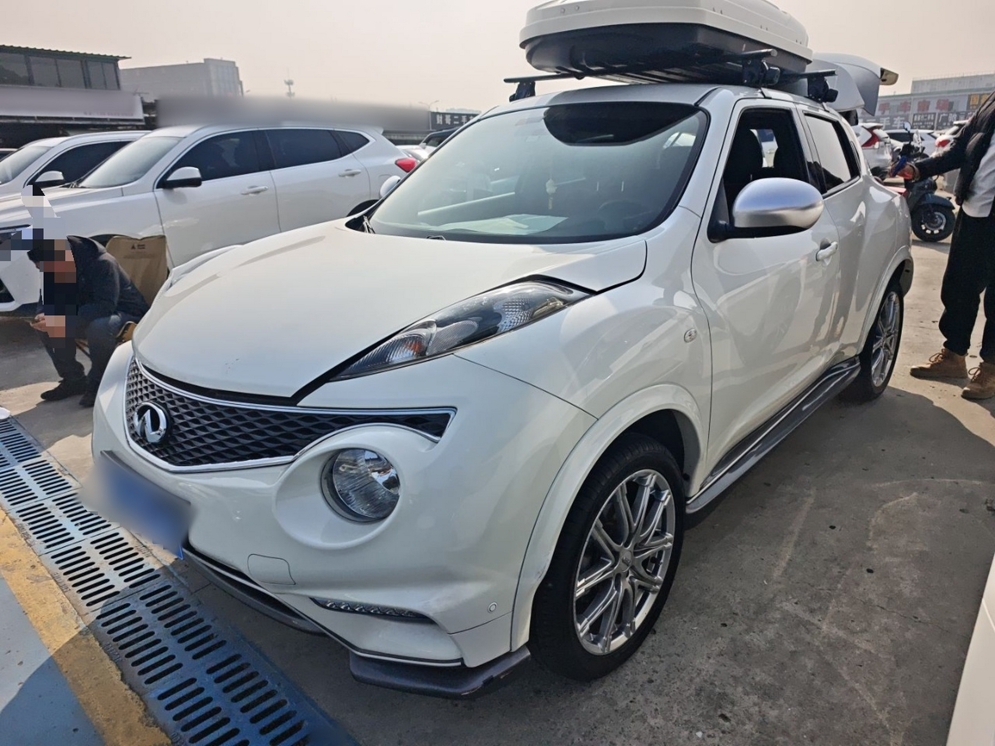 Под передней частью автомобиля