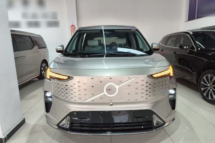 Used Volvo EM90 2025 Ultra Six-Seater
