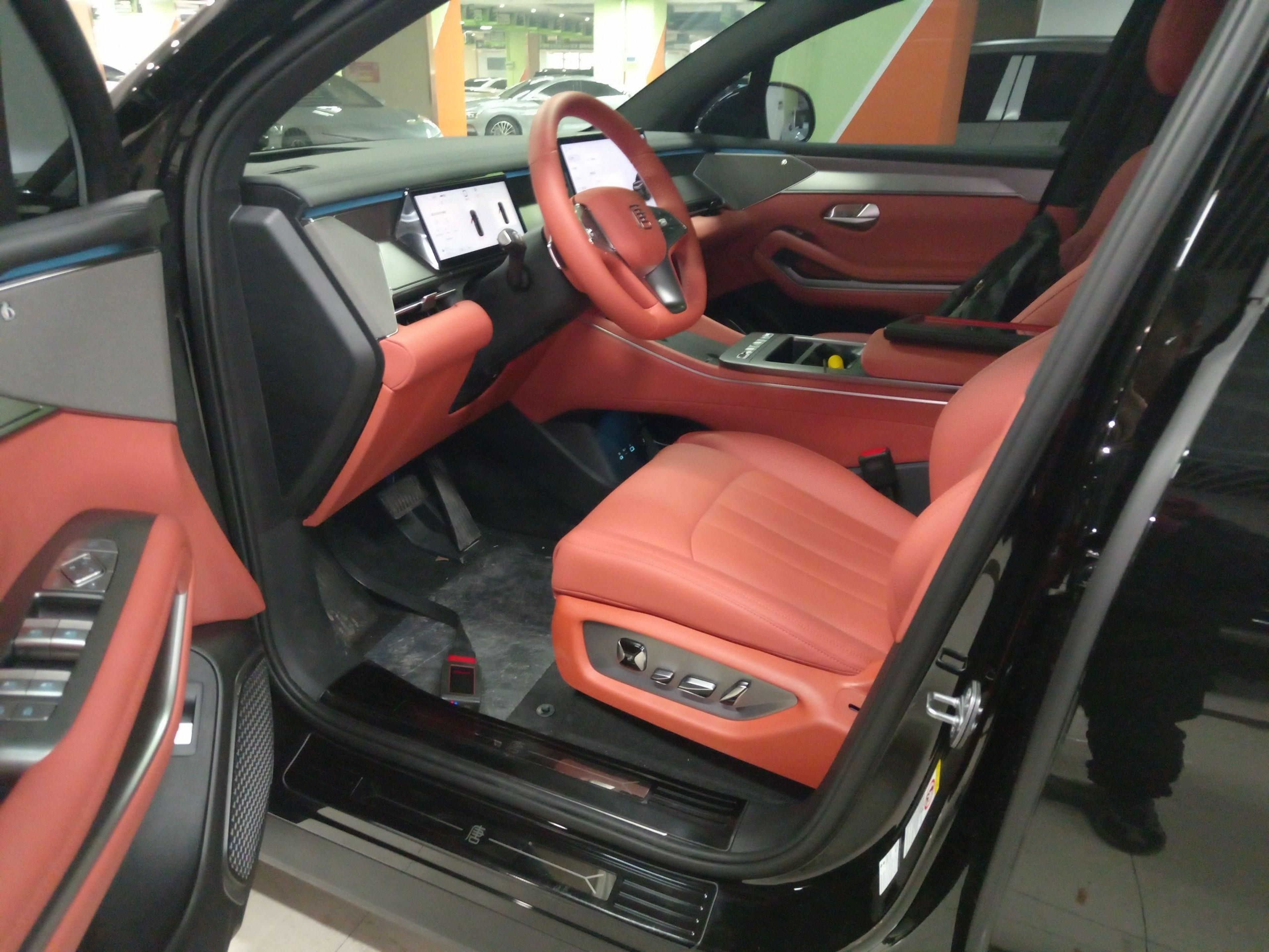 المقاعد الأمامية داخل السيارة