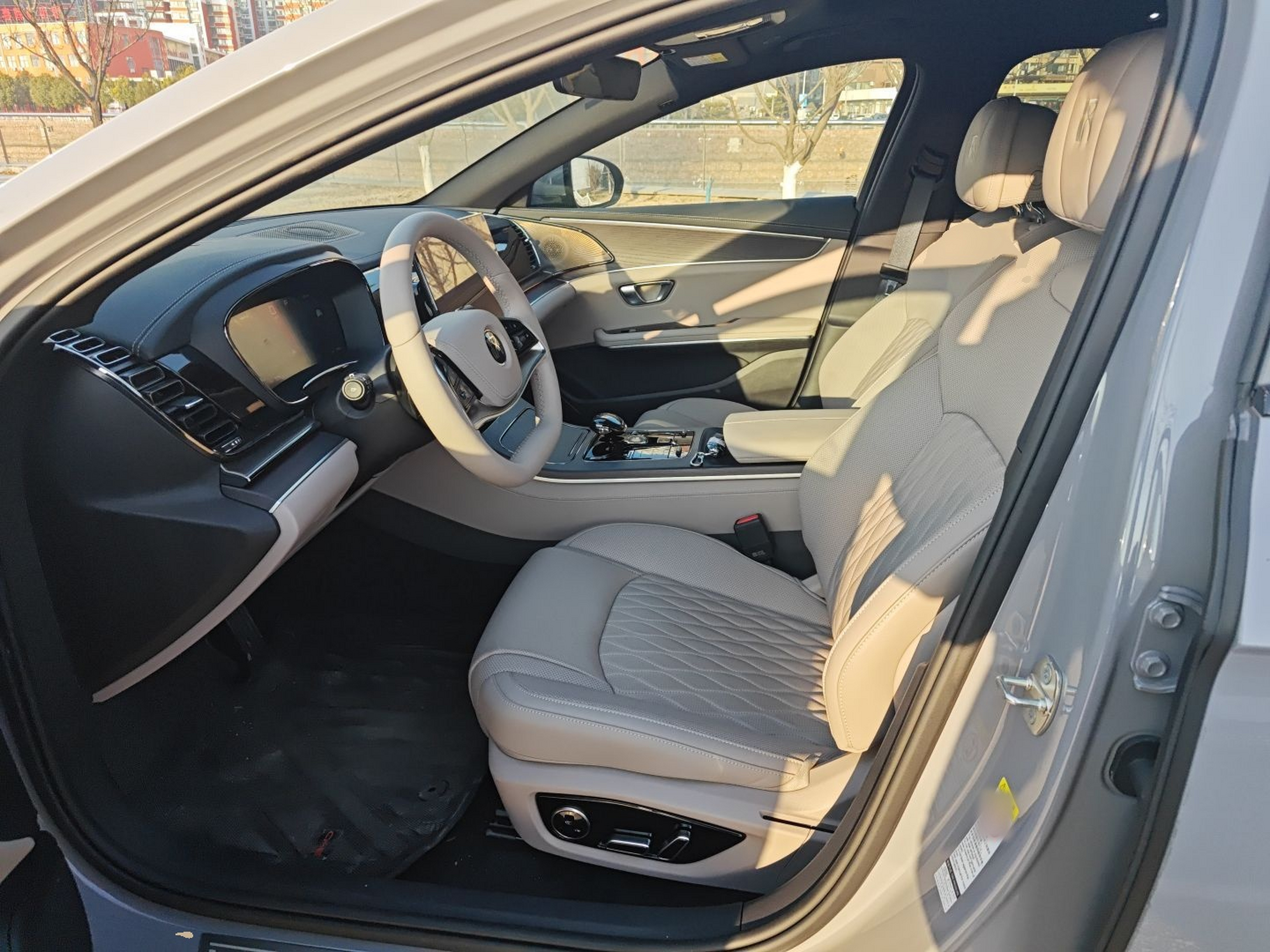 المقاعد الأمامية داخل السيارة