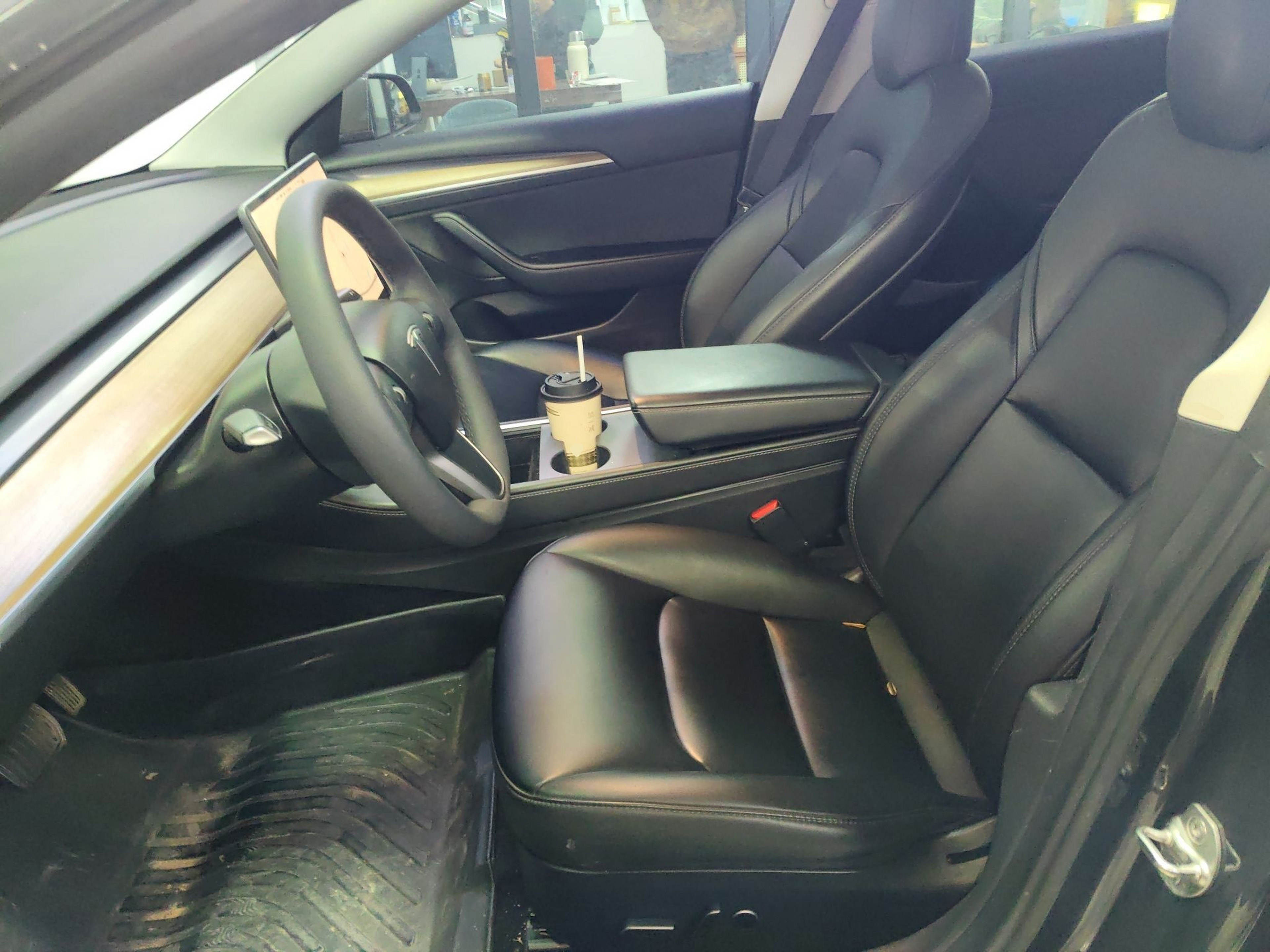 Переднее сиденье в автомобиле