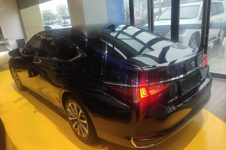 Used Lexus ES 2021 300h Excellence Edition
