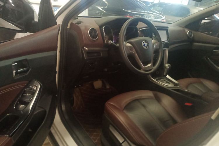 Used Venucia T70X 2016 2.0L CVT SmartFun Sport Edition
