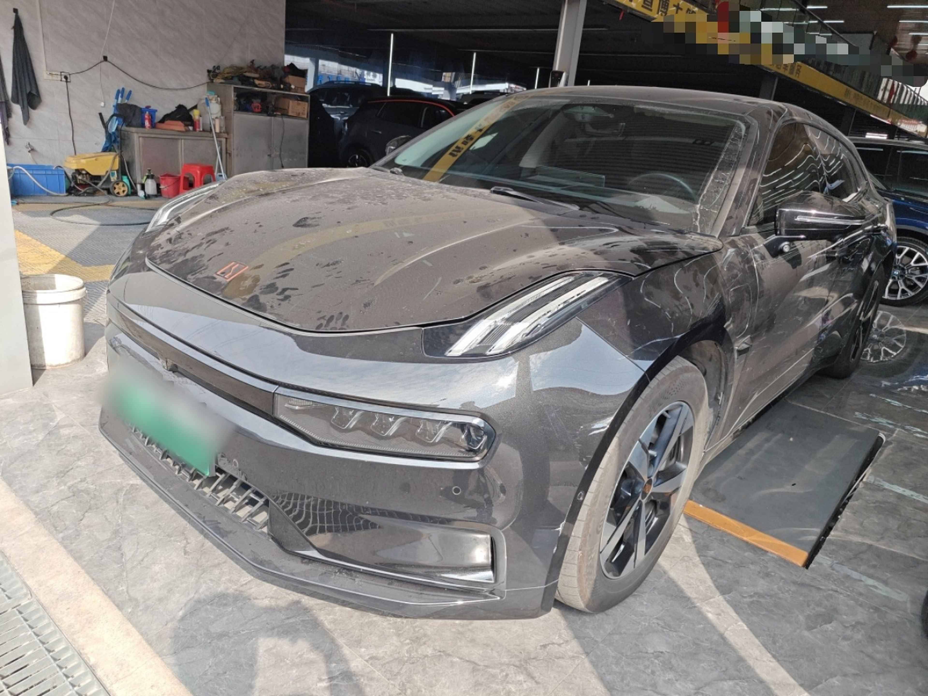 Под передней частью автомобиля