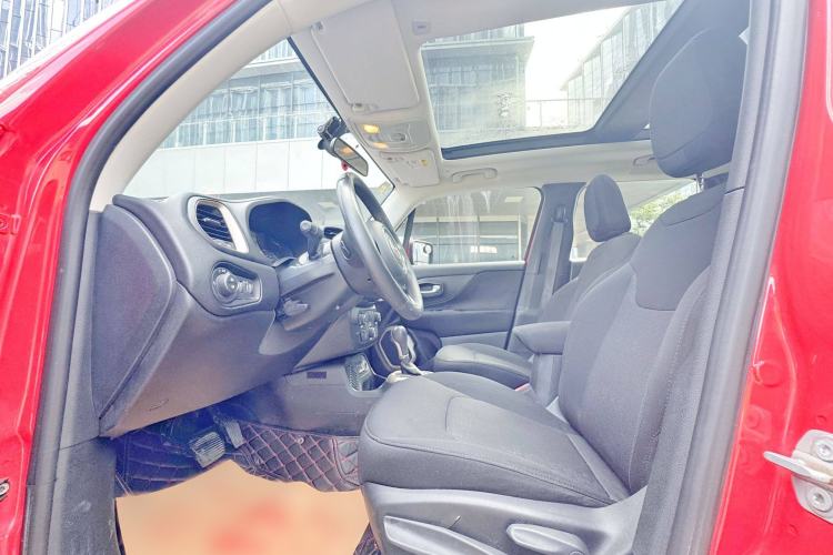 Used  Renegade 2018 Connected Large Screen Version 180T Automatic High-Energy Edition
