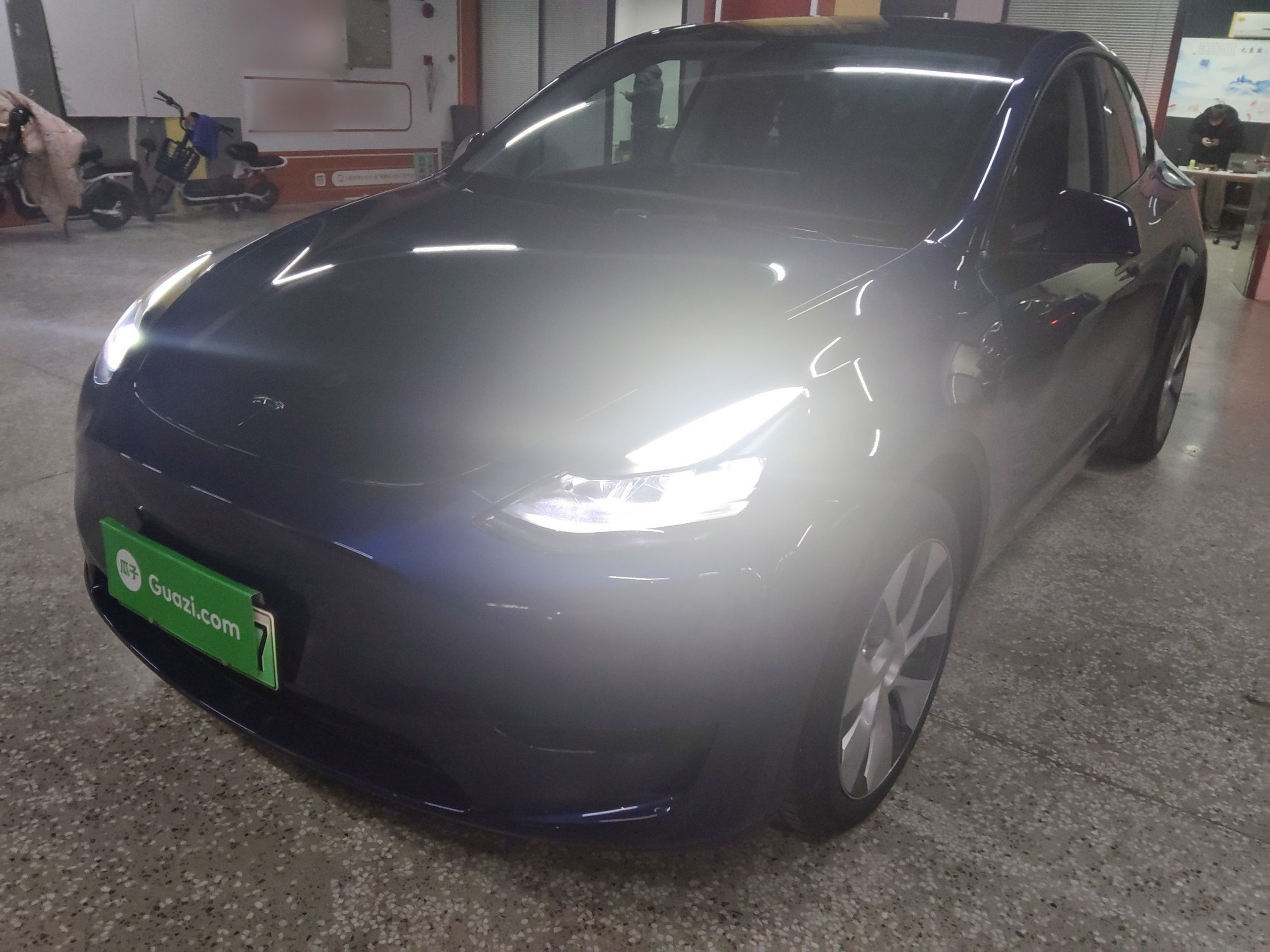 تحت مقدمة السيارة