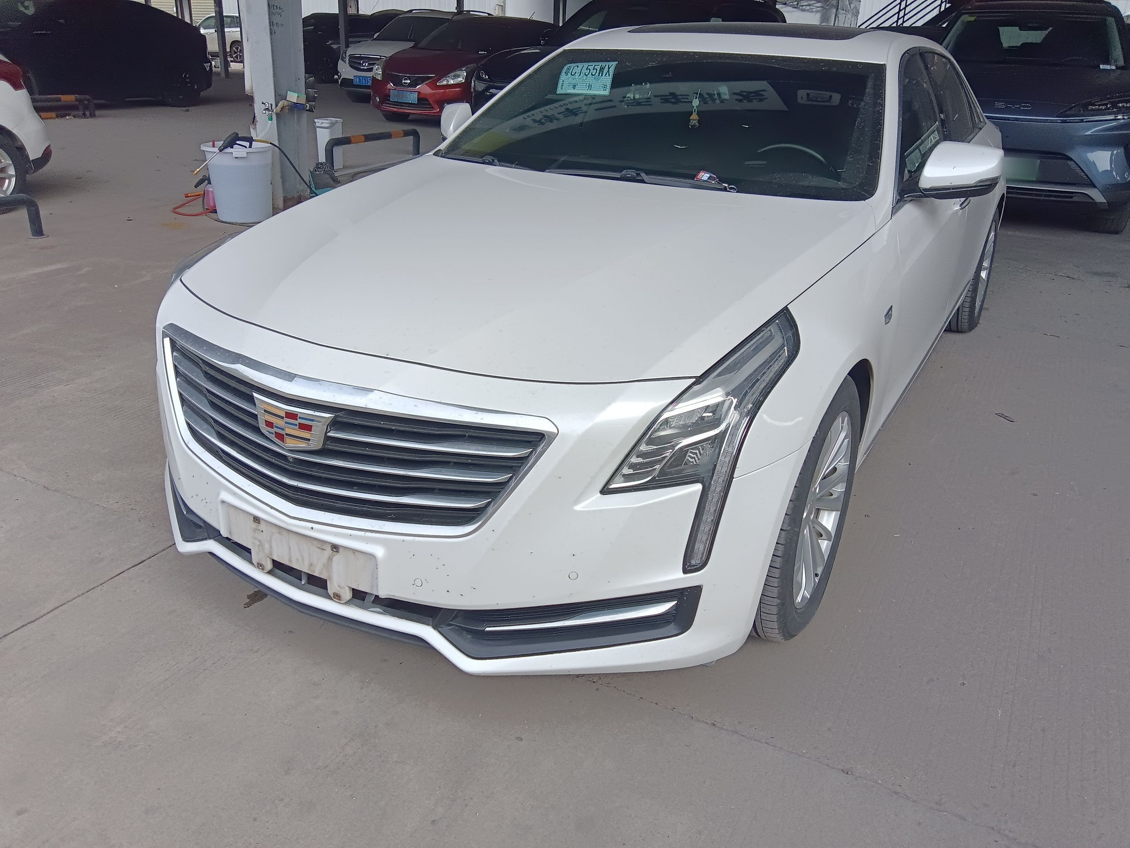 تحت مقدمة السيارة