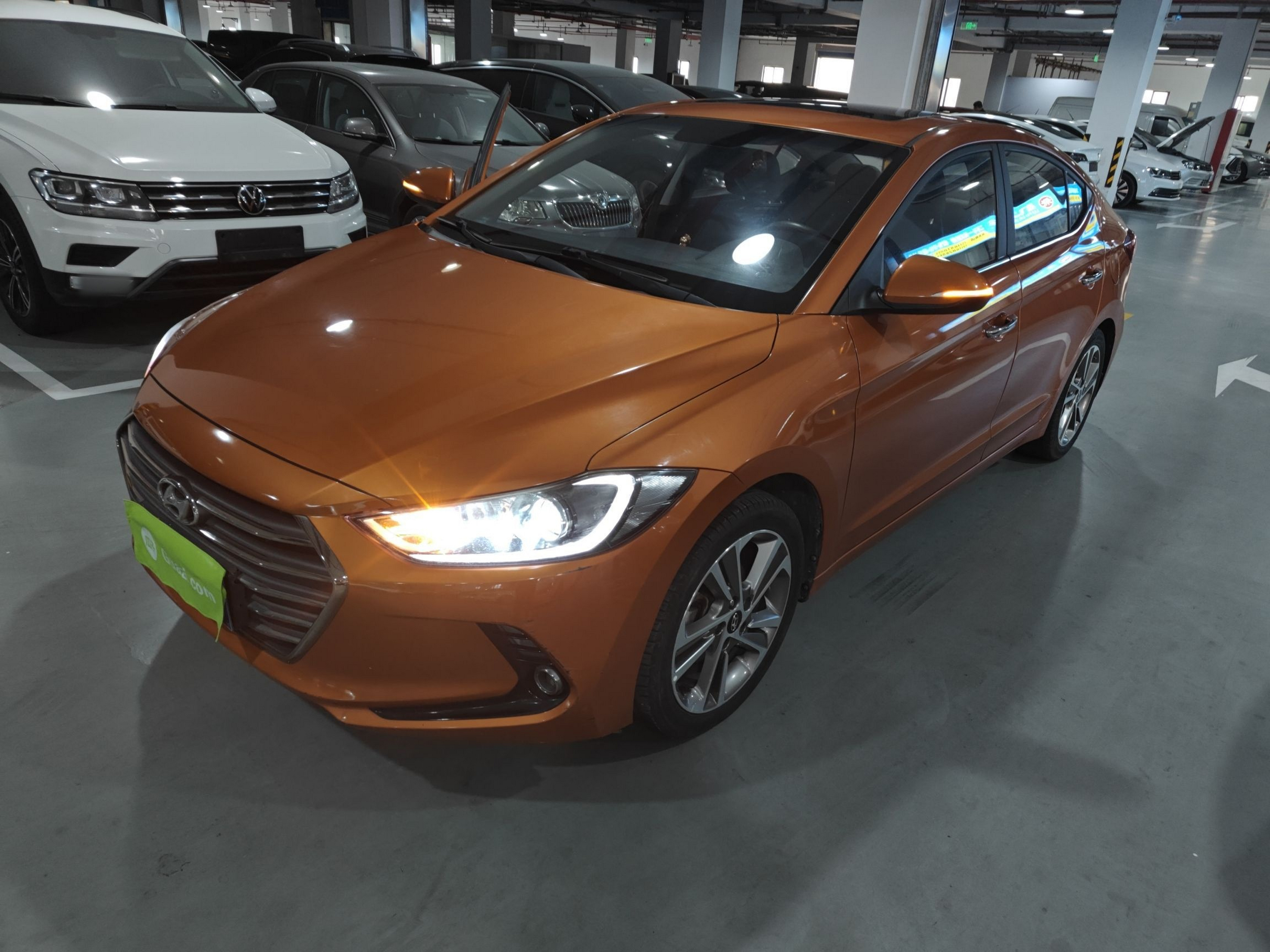 Под передней частью автомобиля