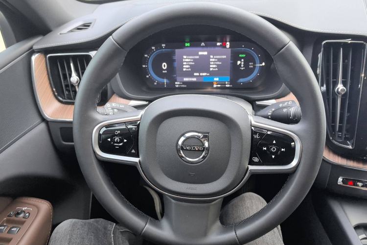 Used Volvo XC60 New Energy 2025 Plug-in Hybrid Long-Range All-Wheel Drive Smart & Luxurious Edition
