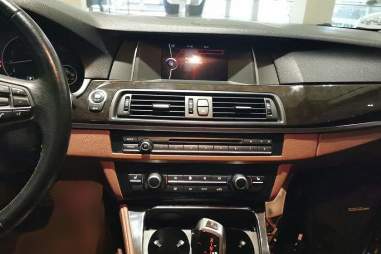 Used BMW 5 Series 2014 525Li Leading Model
