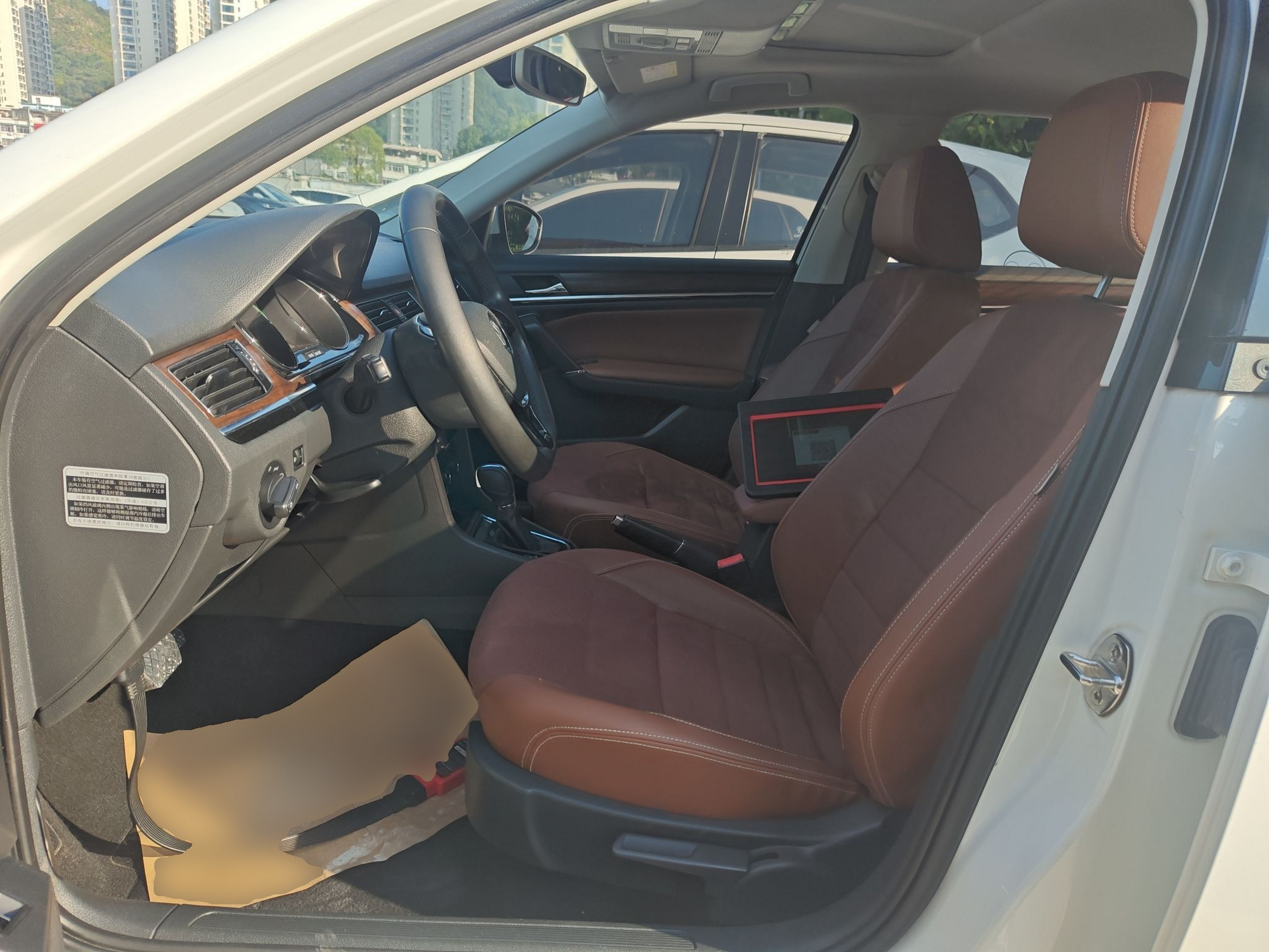 المقاعد الأمامية داخل السيارة