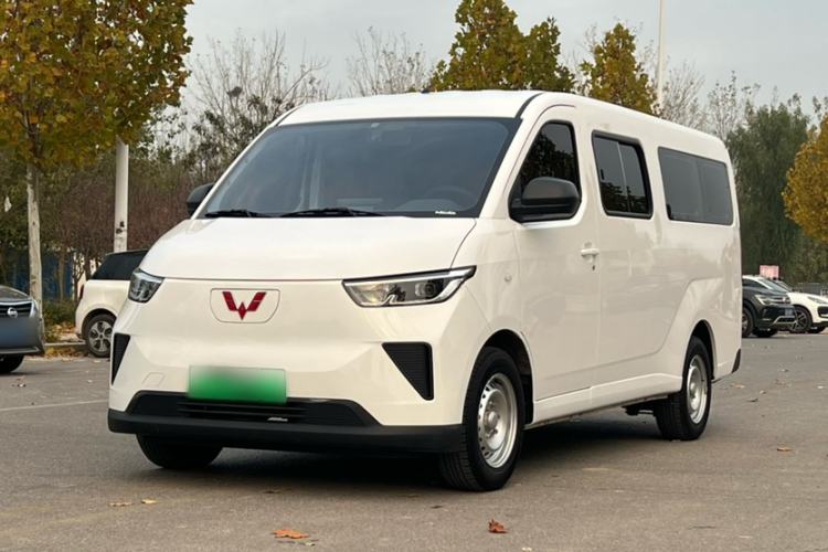 Used Wuling Yangguang 2024 300KM Comfort Version Passenger Van 75kW
