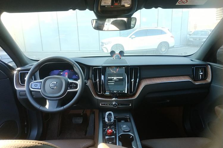 Used Volvo XC60 2025 B5 Four-Wheel Drive Smart & Advanced Luxury Edition
