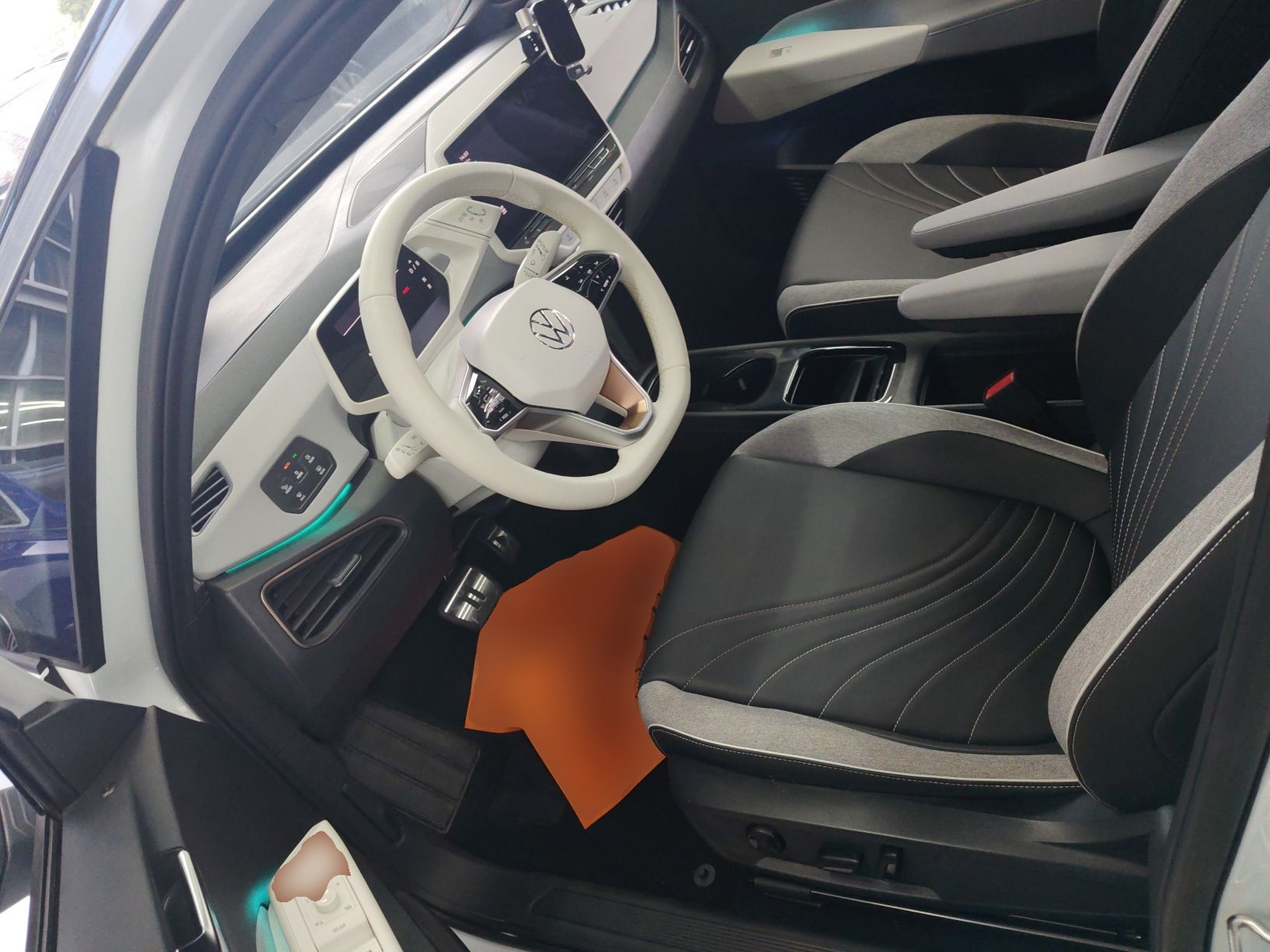 المقاعد الأمامية داخل السيارة