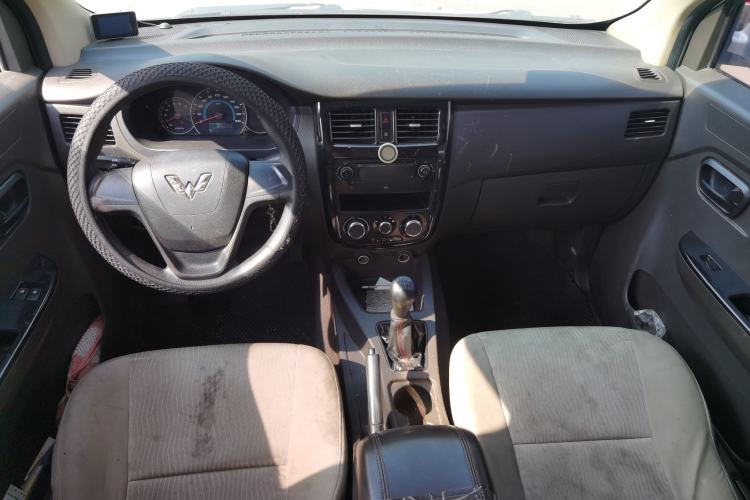 Used Wuling Rongguang V 2015 1.2L Standard Version
