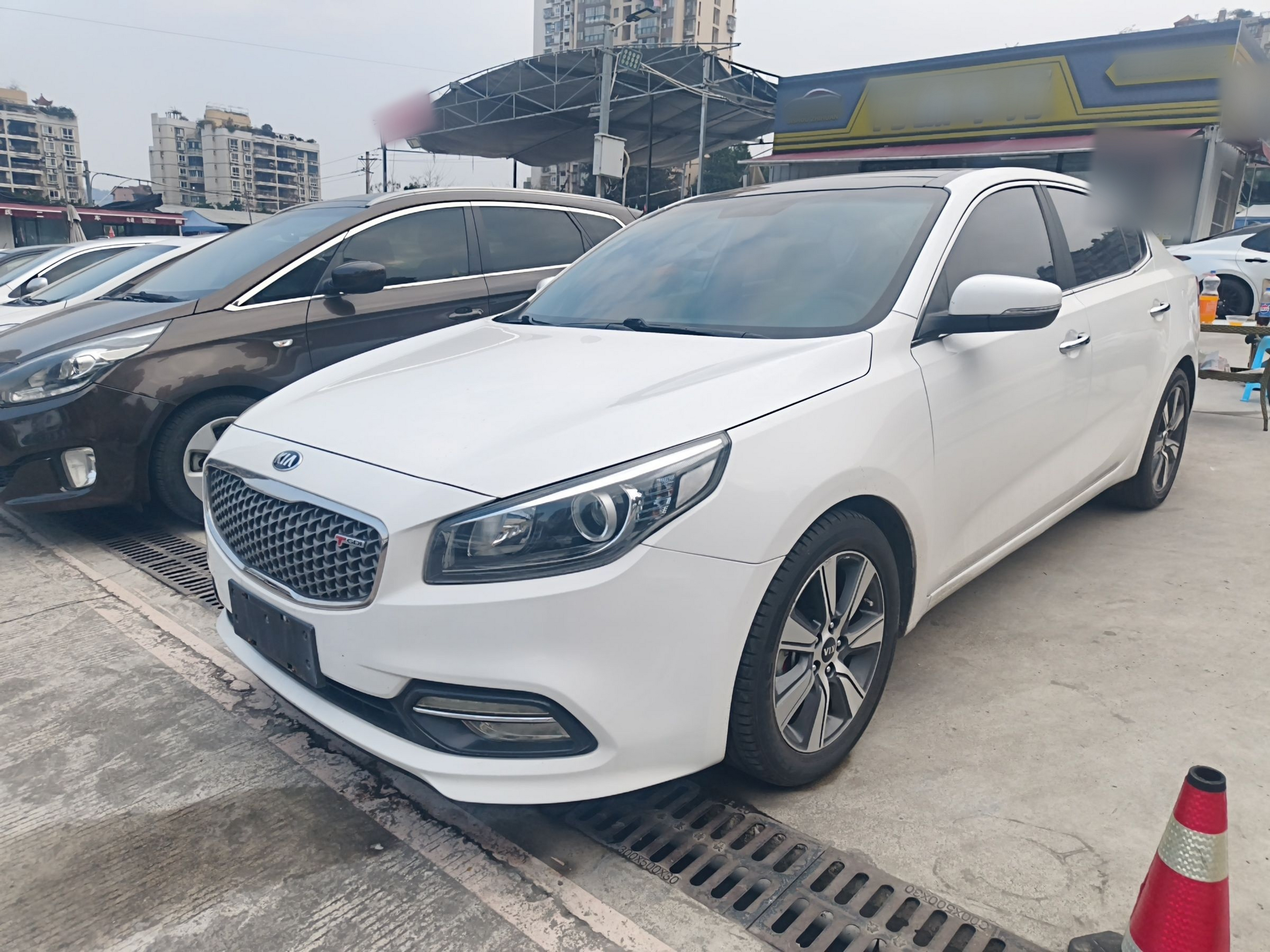 Под передней частью автомобиля