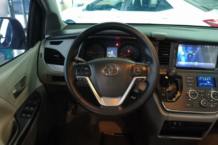 Used Toyota Sienna 2015 3.5L Two-Wheel Drive L Version—U.S. Specification