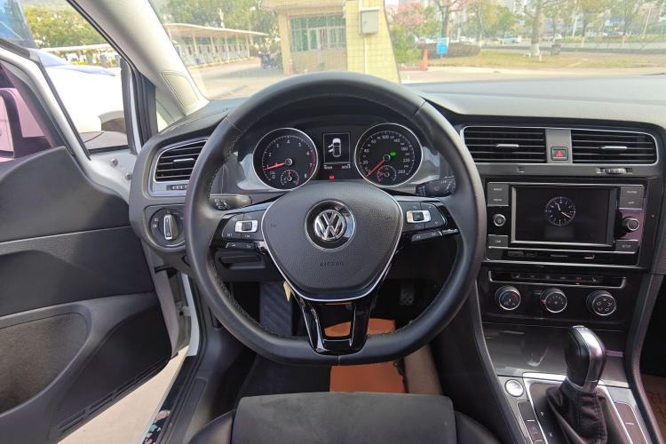 Used Volkswagen Golf 2018 230TSI Automatic Luxury Version
