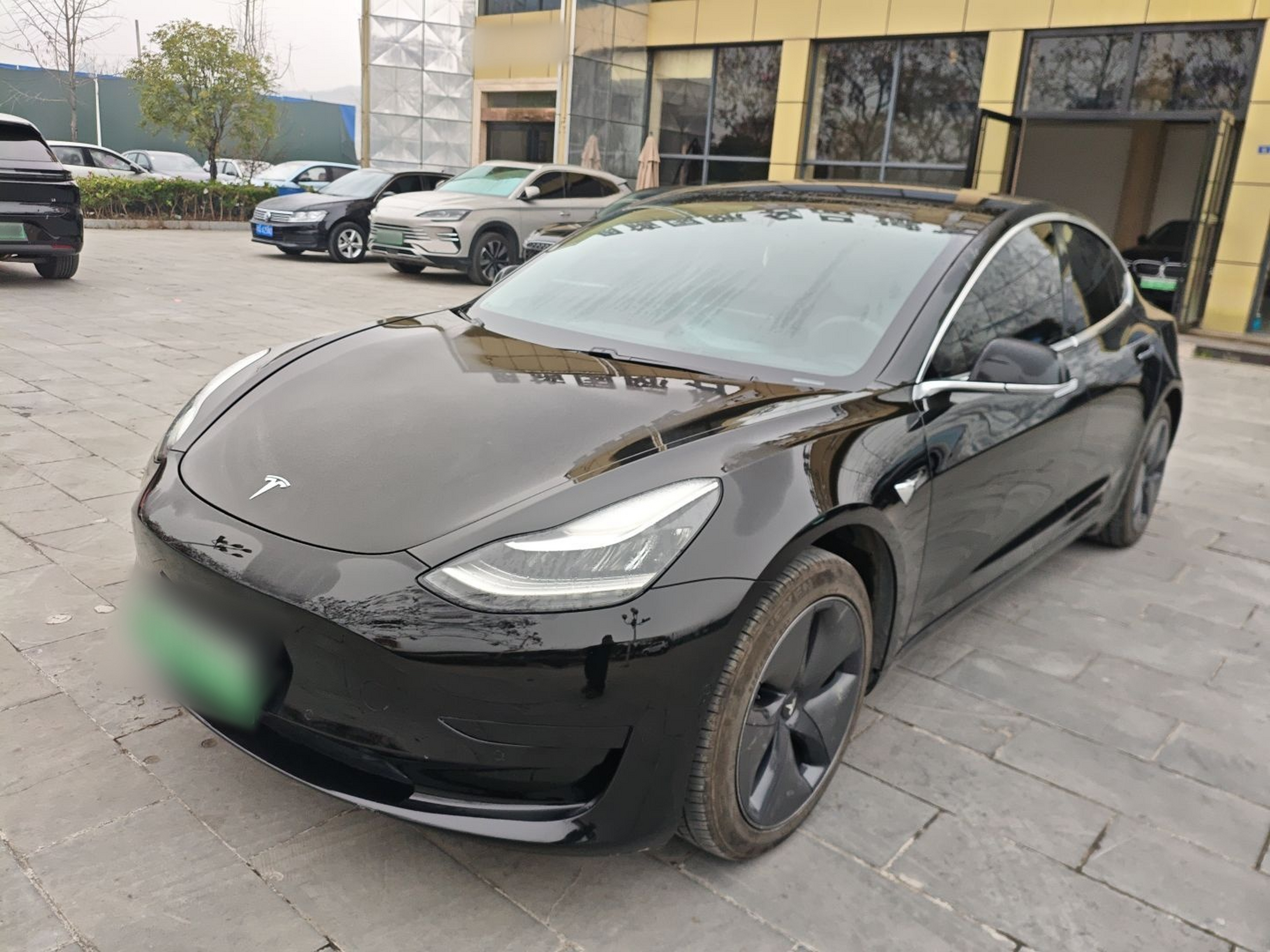 Под передней частью автомобиля