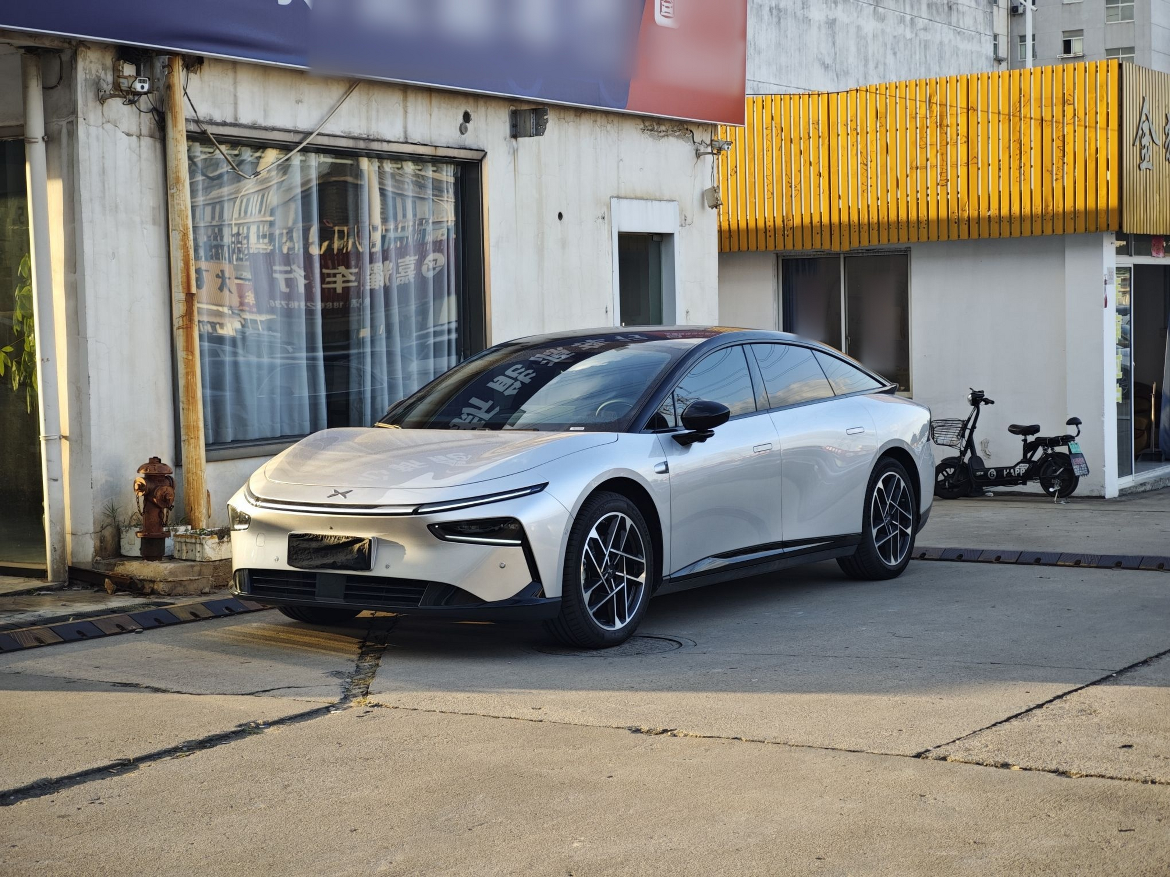 تحت مقدمة السيارة