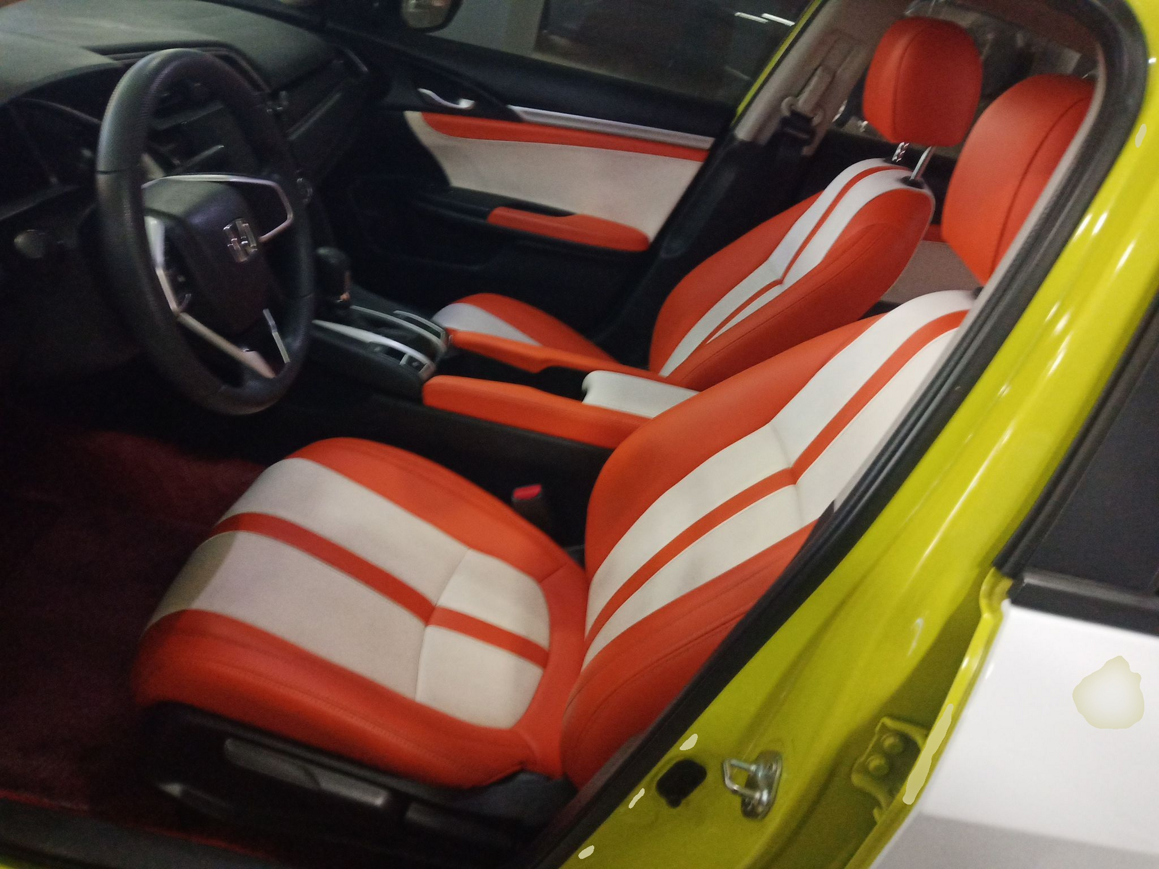 المقاعد الأمامية داخل السيارة