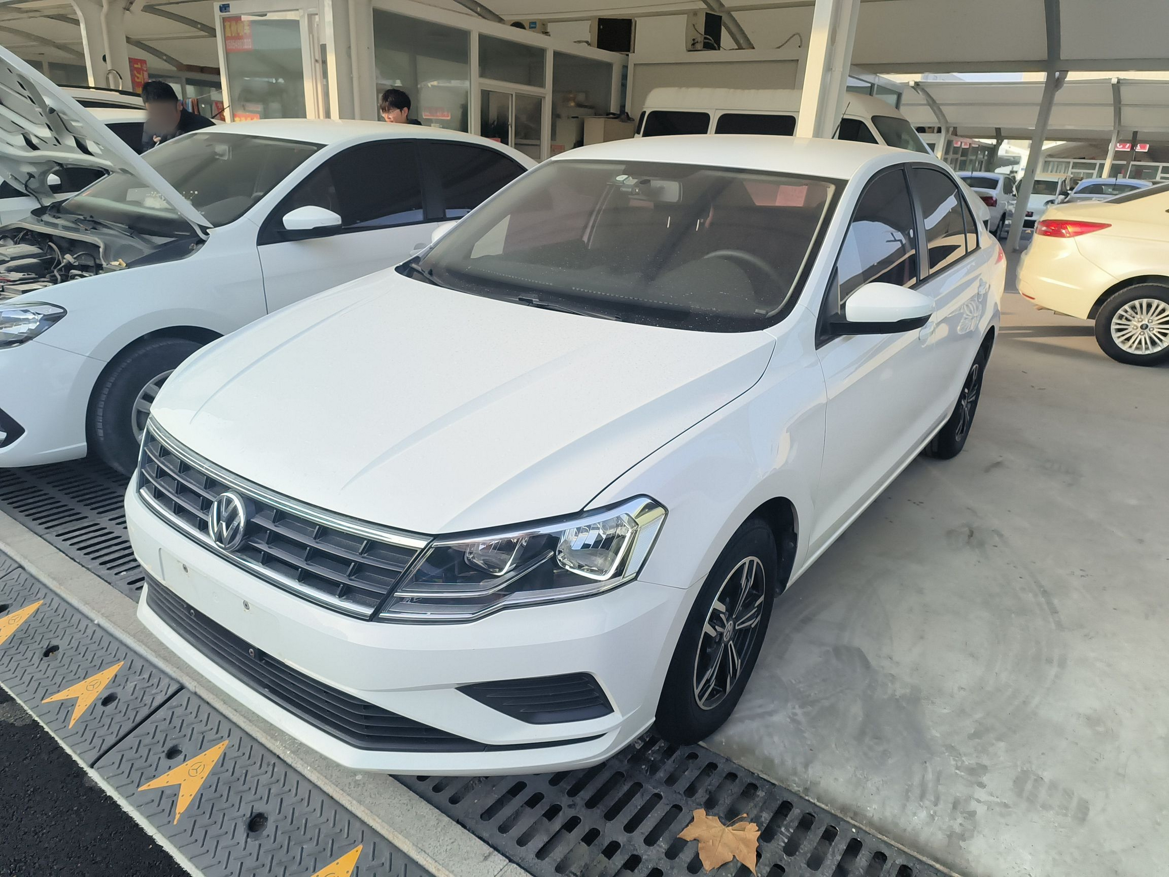 تحت مقدمة السيارة