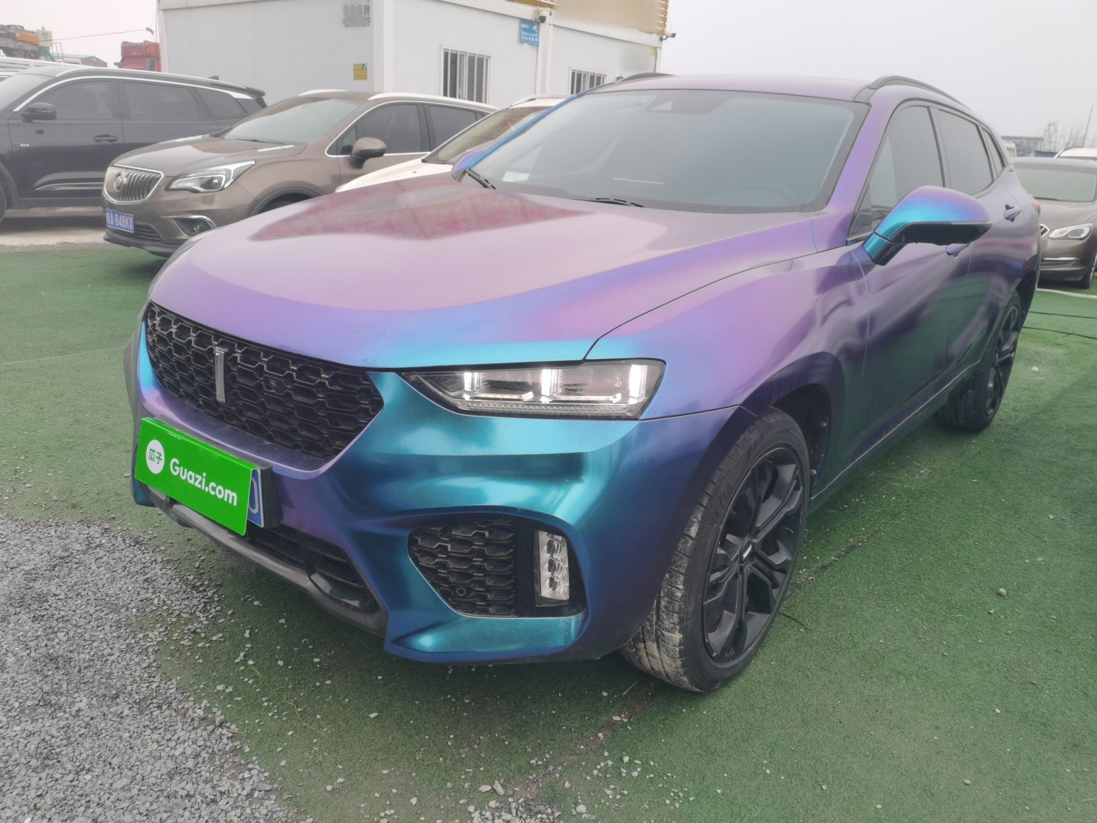 تحت مقدمة السيارة