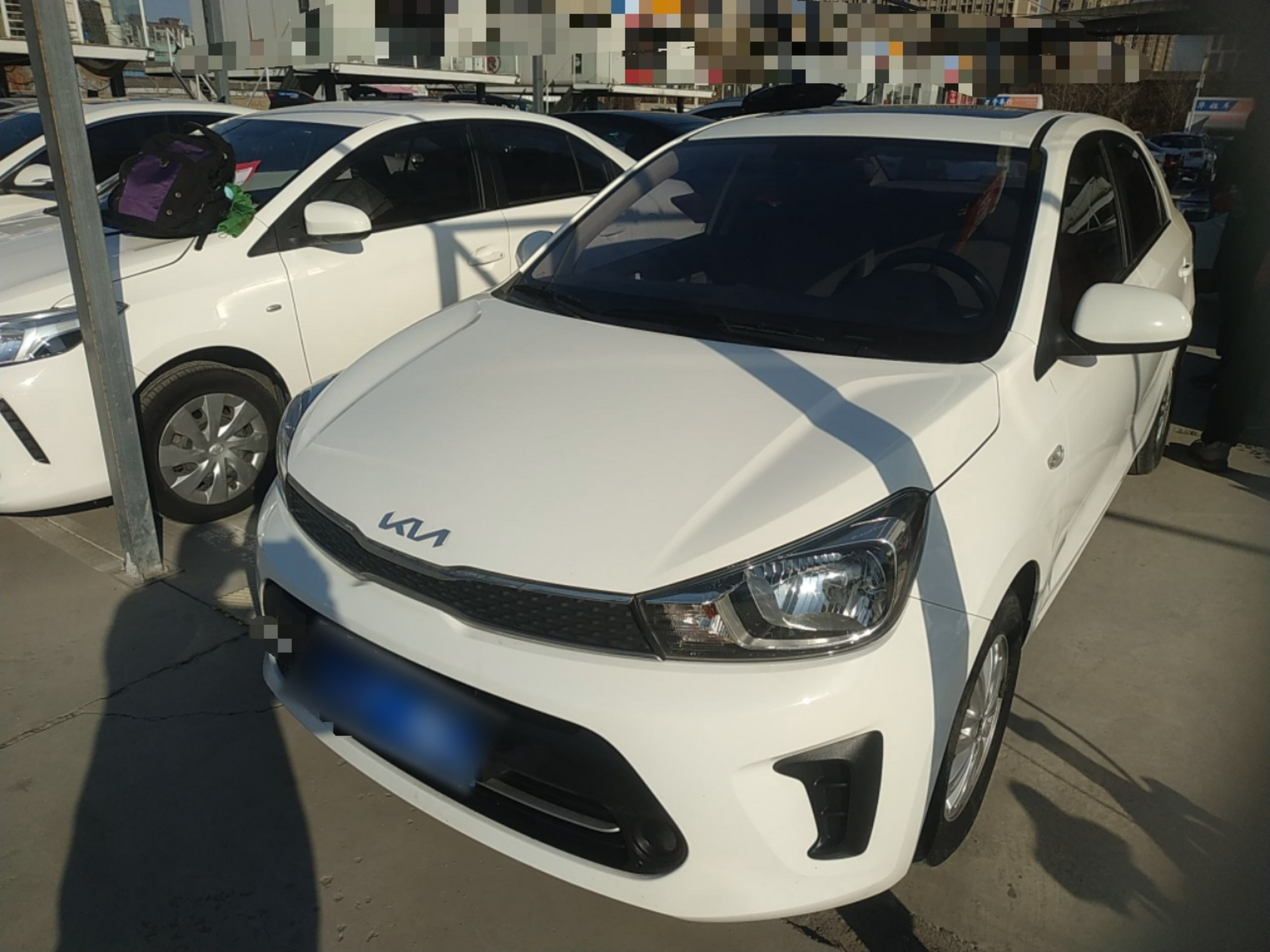 Под передней частью автомобиля