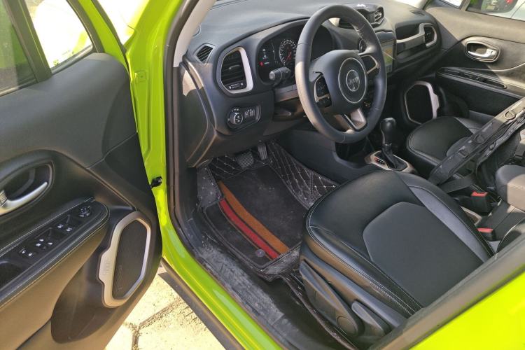 Used  Renegade 2018 Connected Large Screen Version 180T Automatic High-Energy Edition
