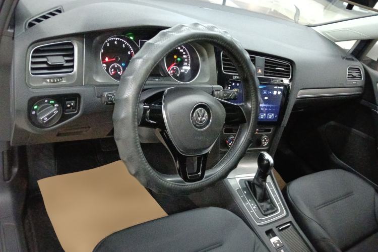 Used Volkswagen Golf 2016 230TSI Automatic Comfort Version
